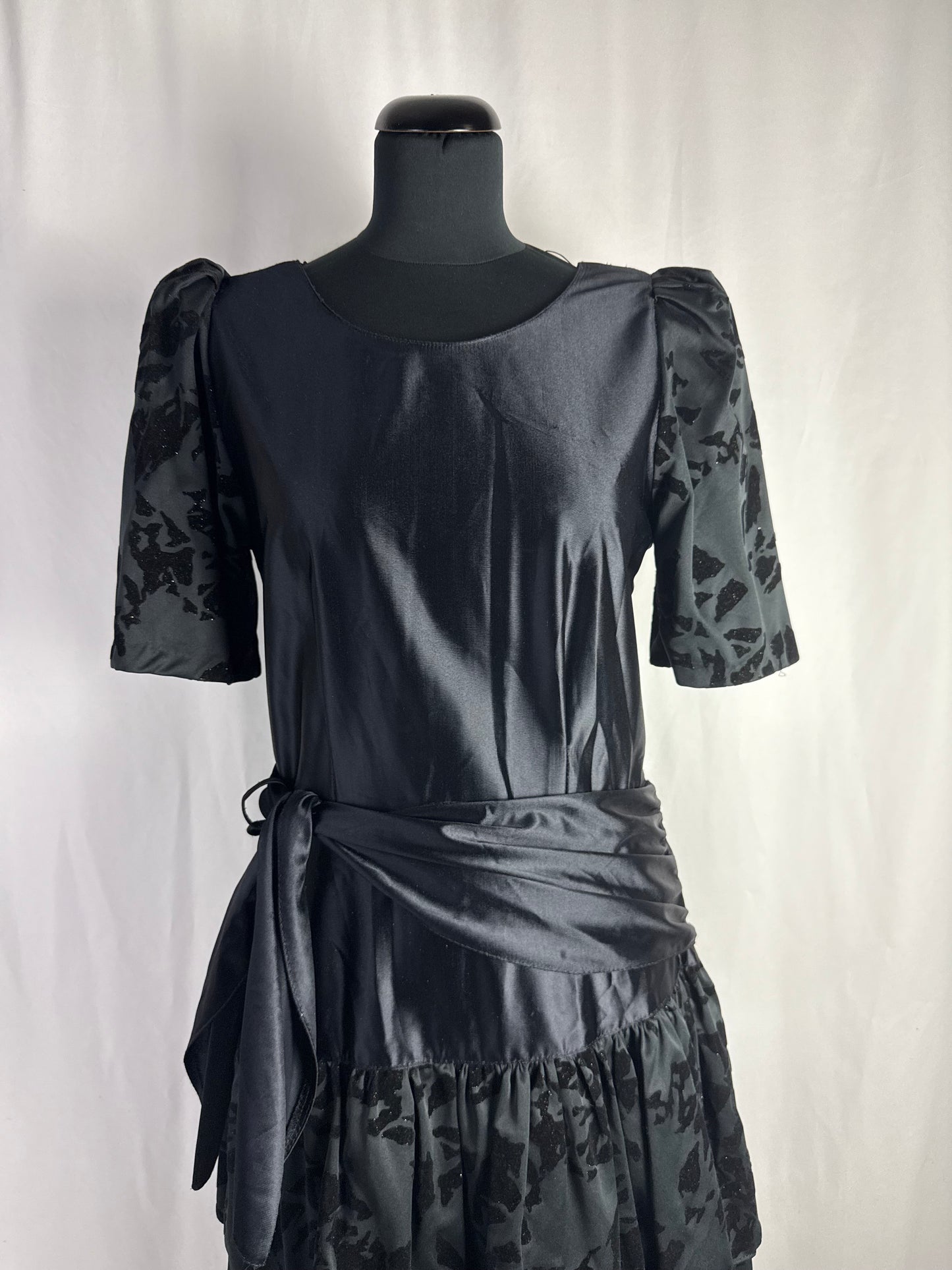 Abito anni ‘80 nero in raso con gonna a balze - TG. 40