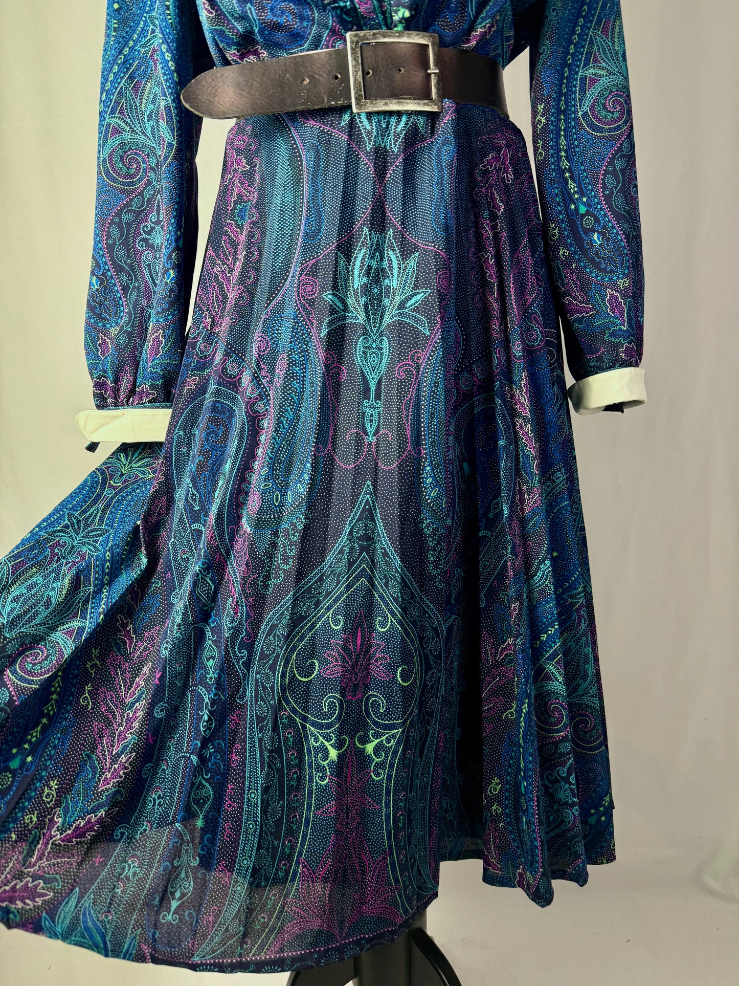 Abito anni ‘70 in paisley blu con colletto bianco - TG. 44/46