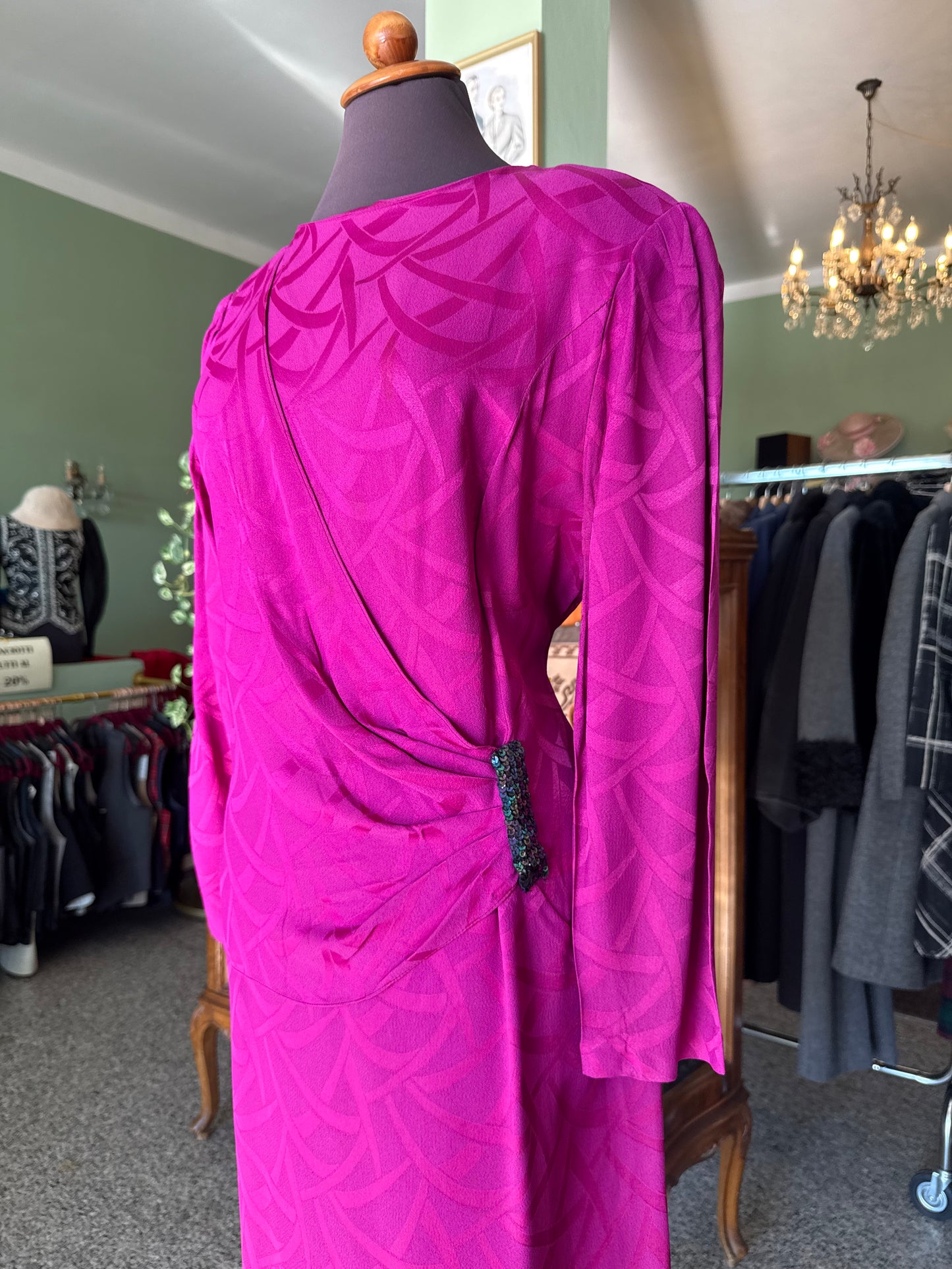 Abito fucsia anni ’80 con drappeggio e fibbia gioiello – stile anni ’40 🩷 - TG. 46