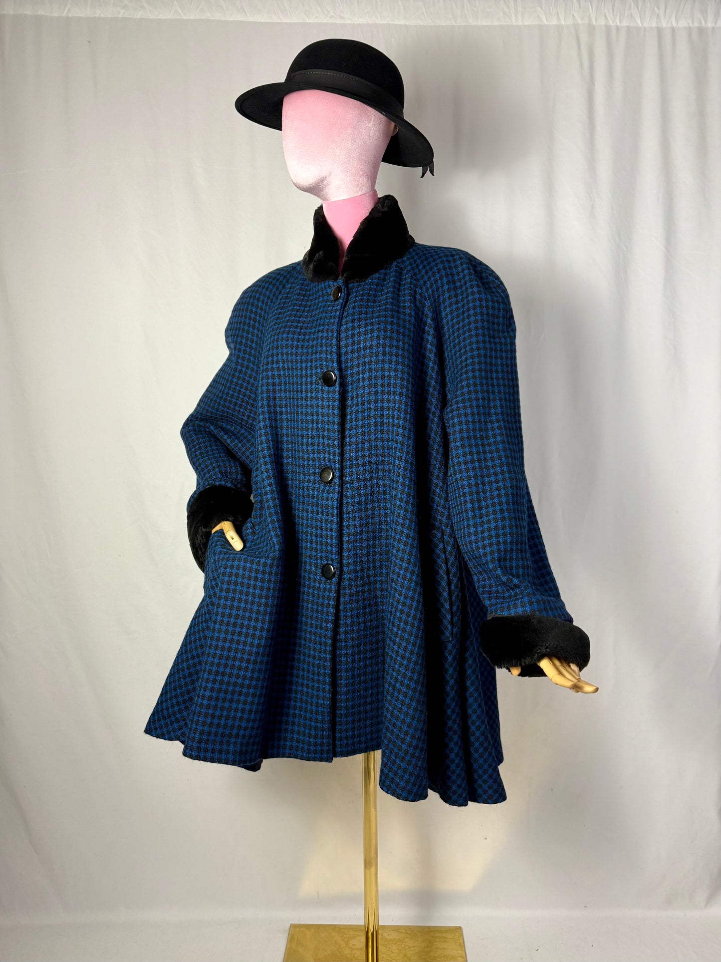 Cappotto/ mantella in lana blu e nera con collo e polsini in eco pelliccia