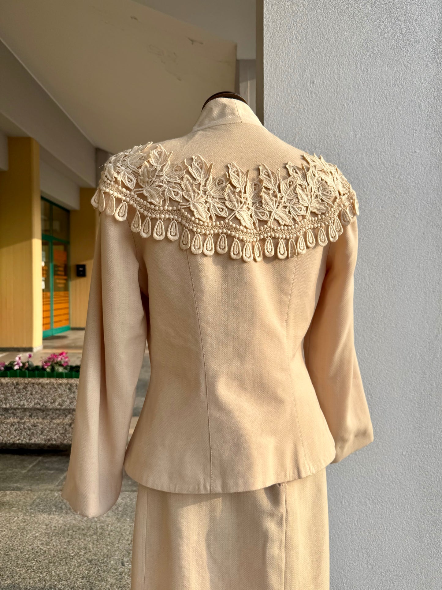 Tailleur anni ’80 beige biscotto con giacca ricamata - TG. 40/42