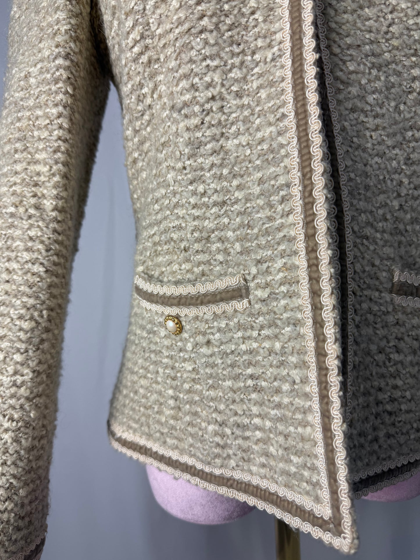 Giacca anni ‘60 in bouclé di lana crema con profili – TG. 38/40