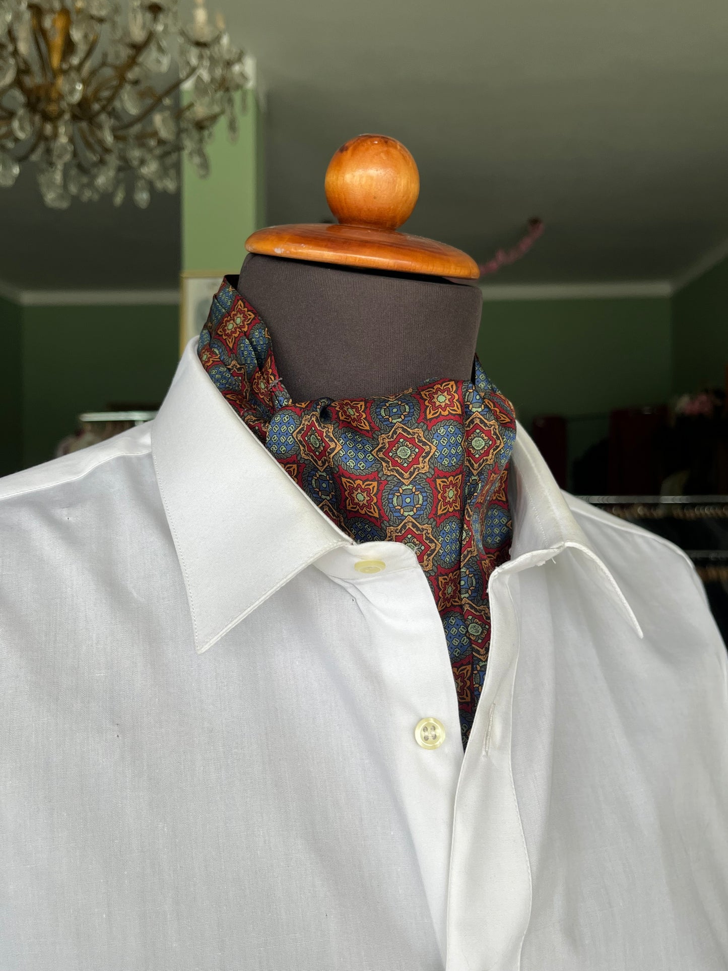 Ascot seta fantasia medaglioni