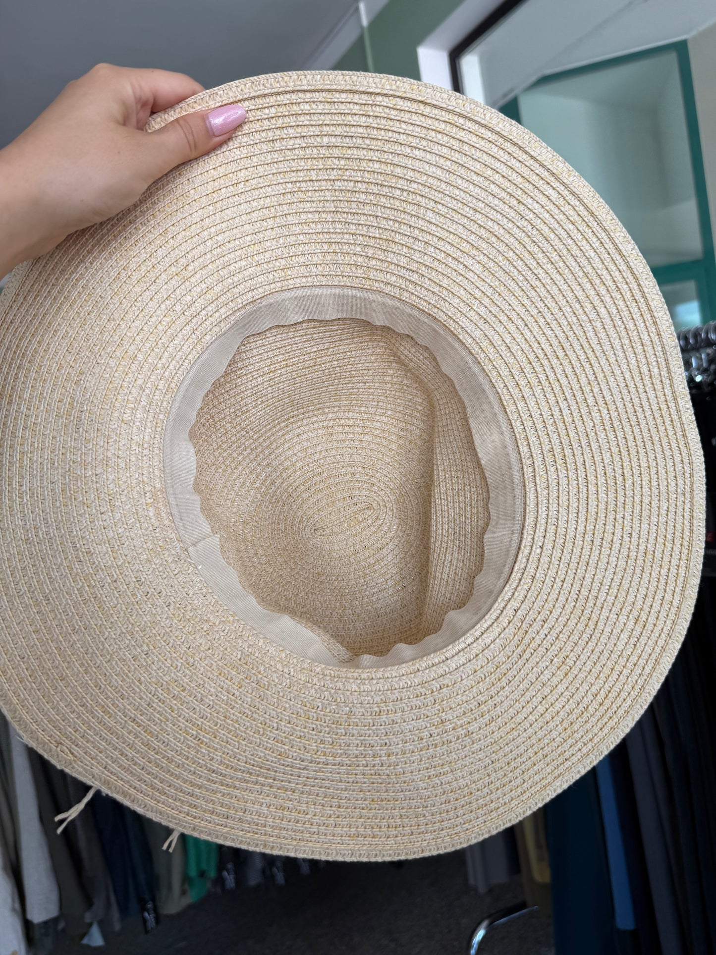 Cappello a tesa larga con fiore