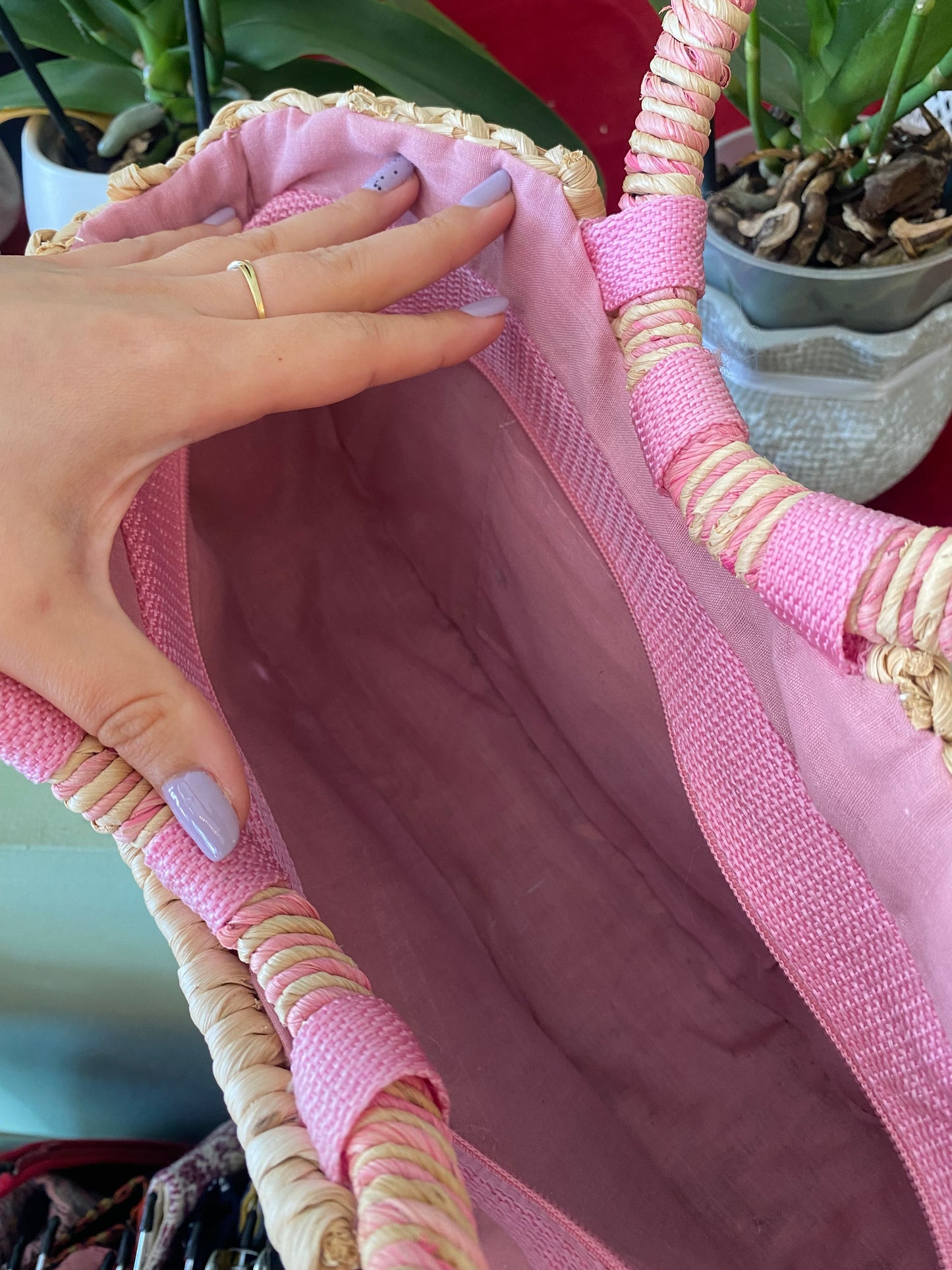 Borsa in paglia con fiori colorati e manici rotondi