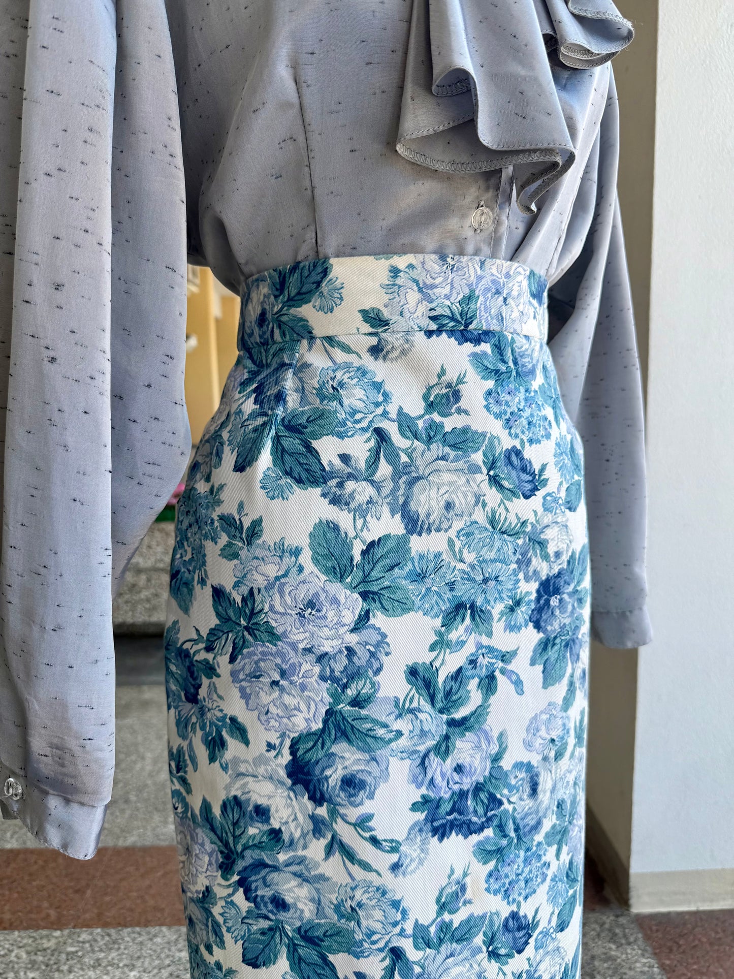 Gonna elegante con fantasia floreale azzurra - TG. 40