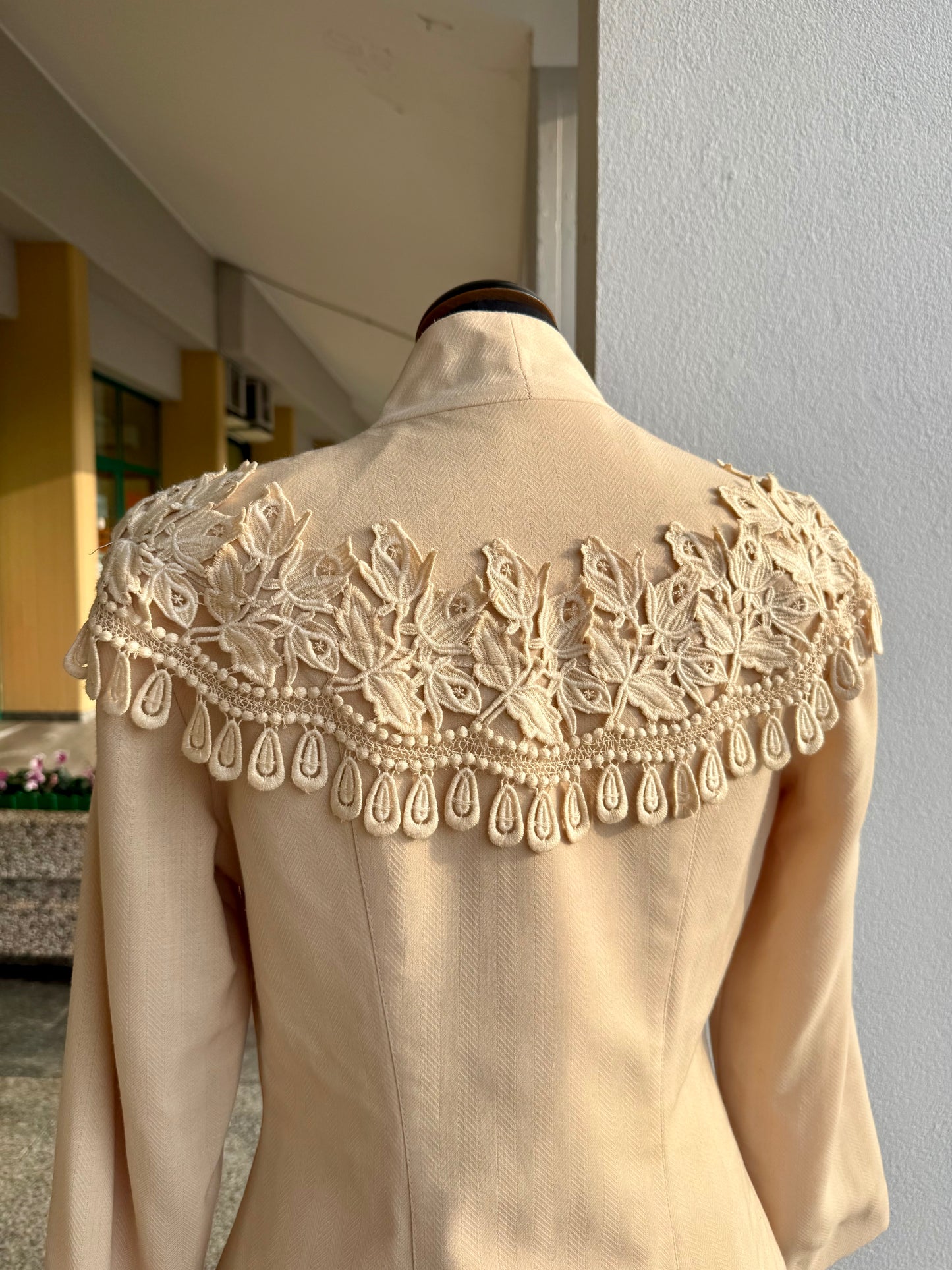 Tailleur anni ’80 beige biscotto con giacca ricamata - TG. 40/42