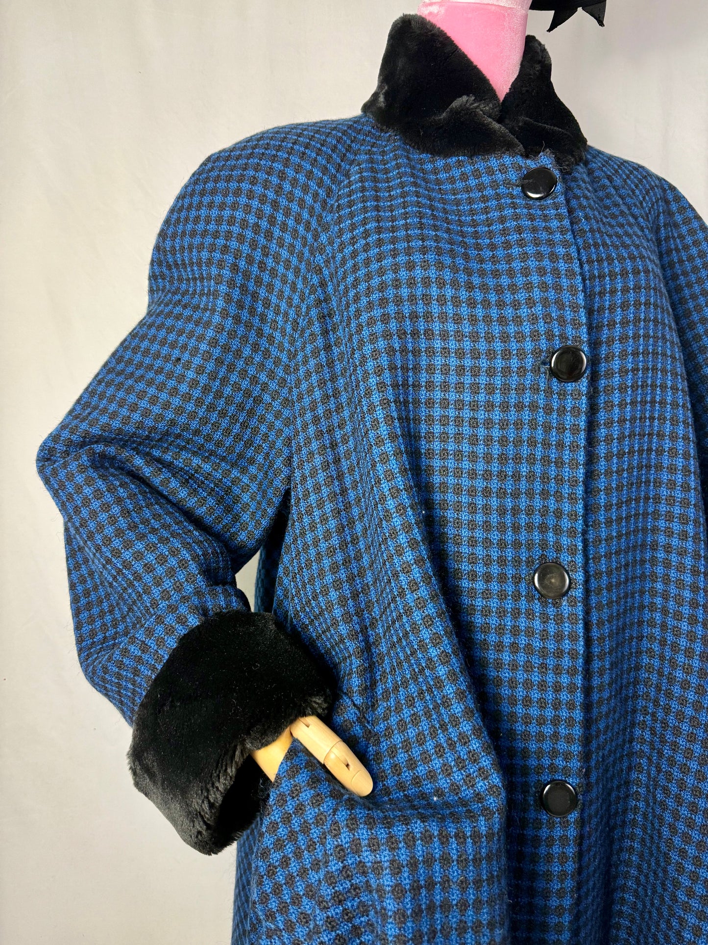 Cappotto/ mantella in lana blu e nera con collo e polsini in eco pelliccia