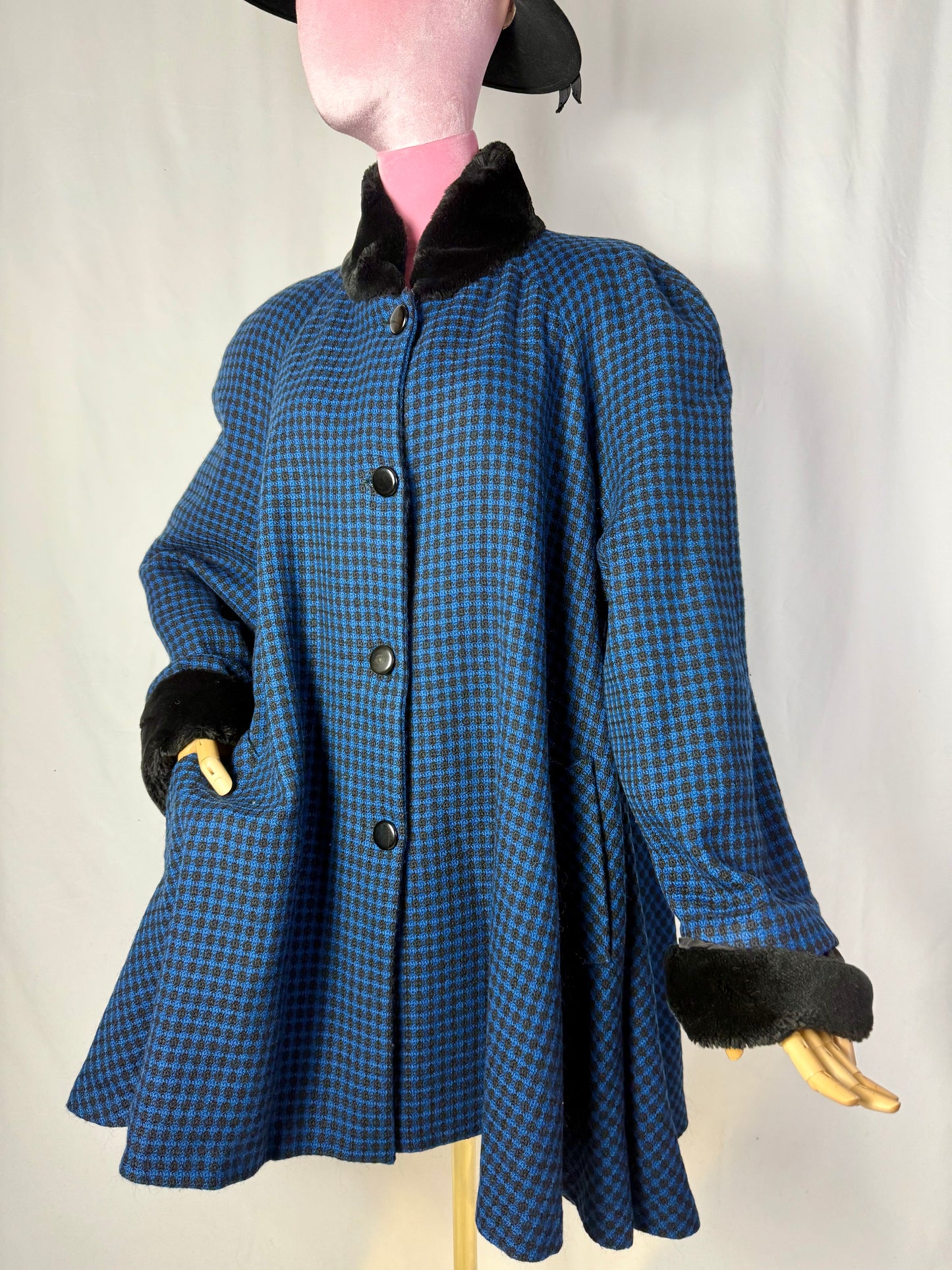 Cappotto/ mantella in lana blu e nera con collo e polsini in eco pelliccia