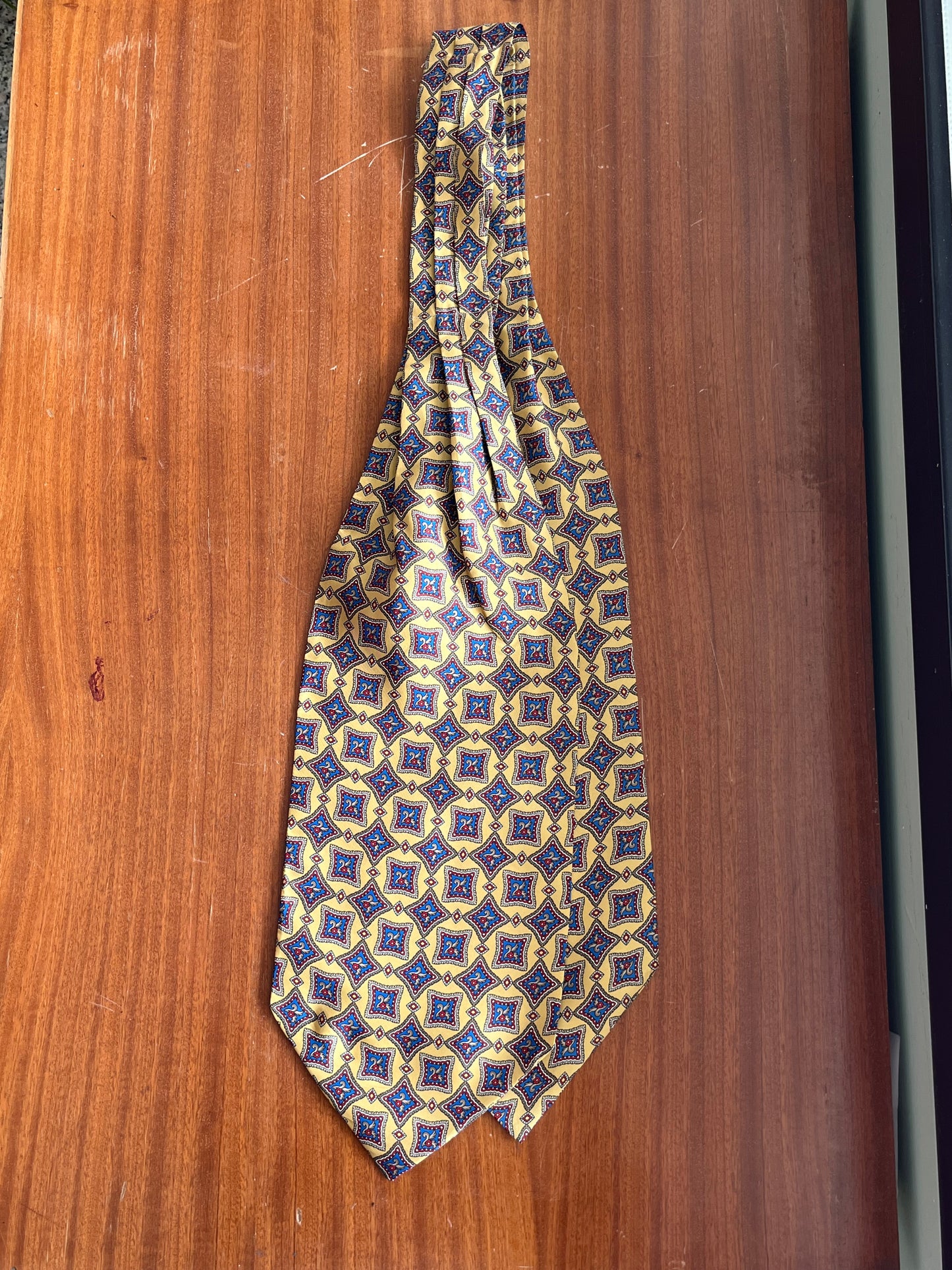 Ascot seta geometrie