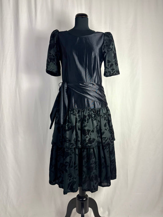 Abito anni ‘80 nero in raso con gonna a balze - TG. 40