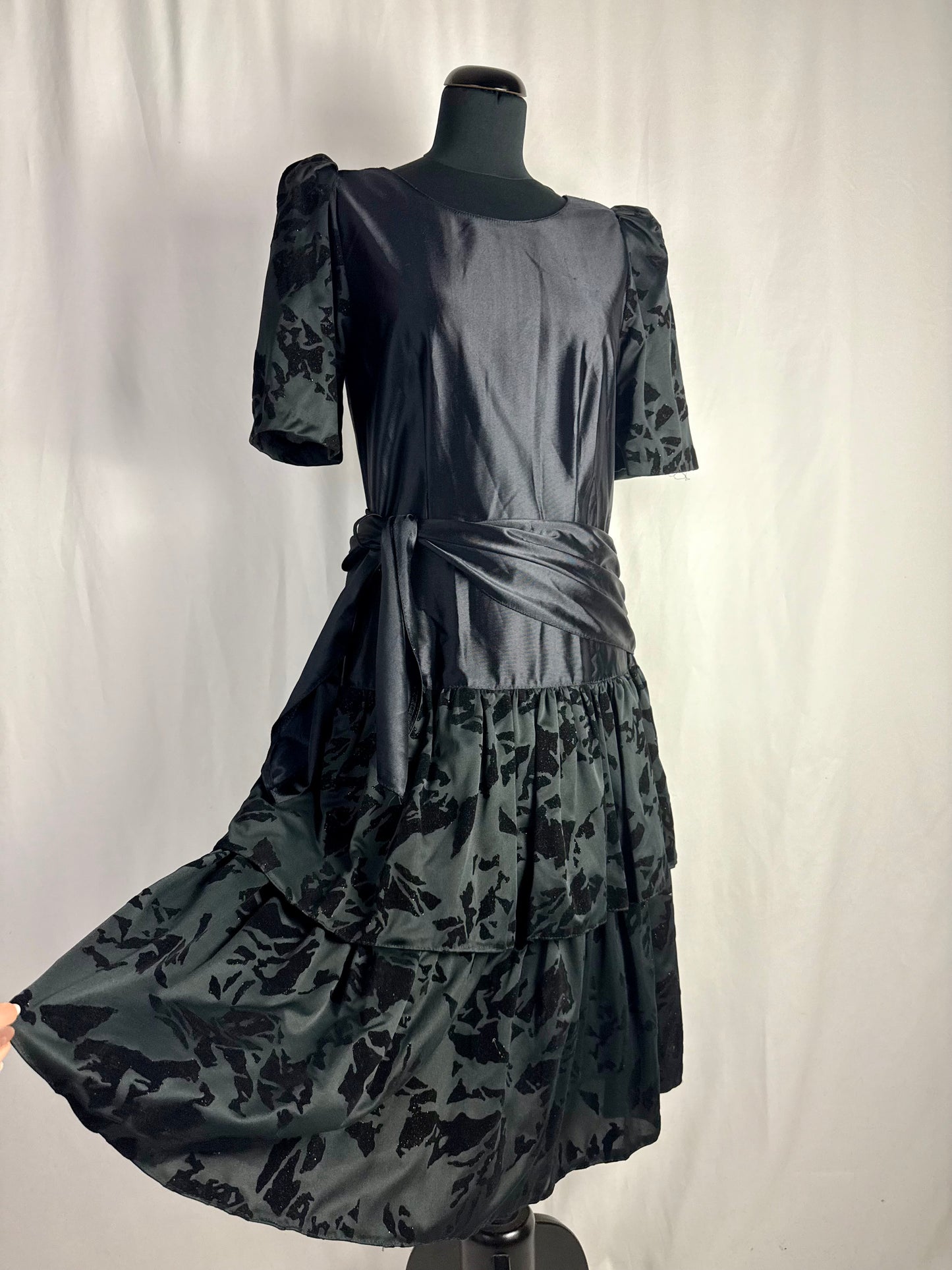 Abito anni ‘80 nero in raso con gonna a balze - TG. 40