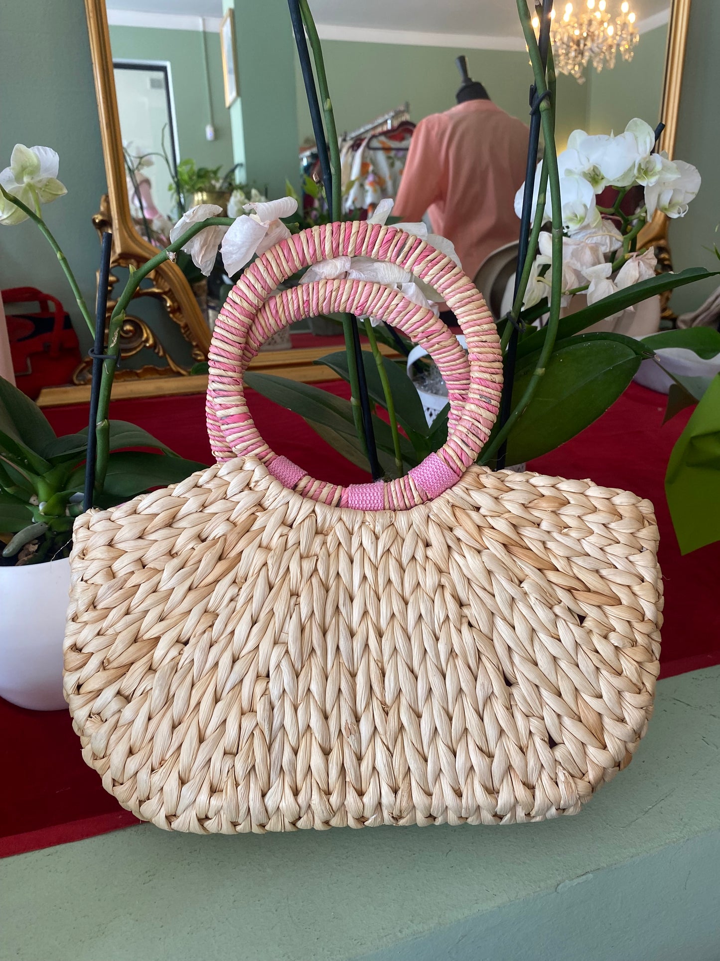 Borsa in paglia con fiori colorati e manici rotondi