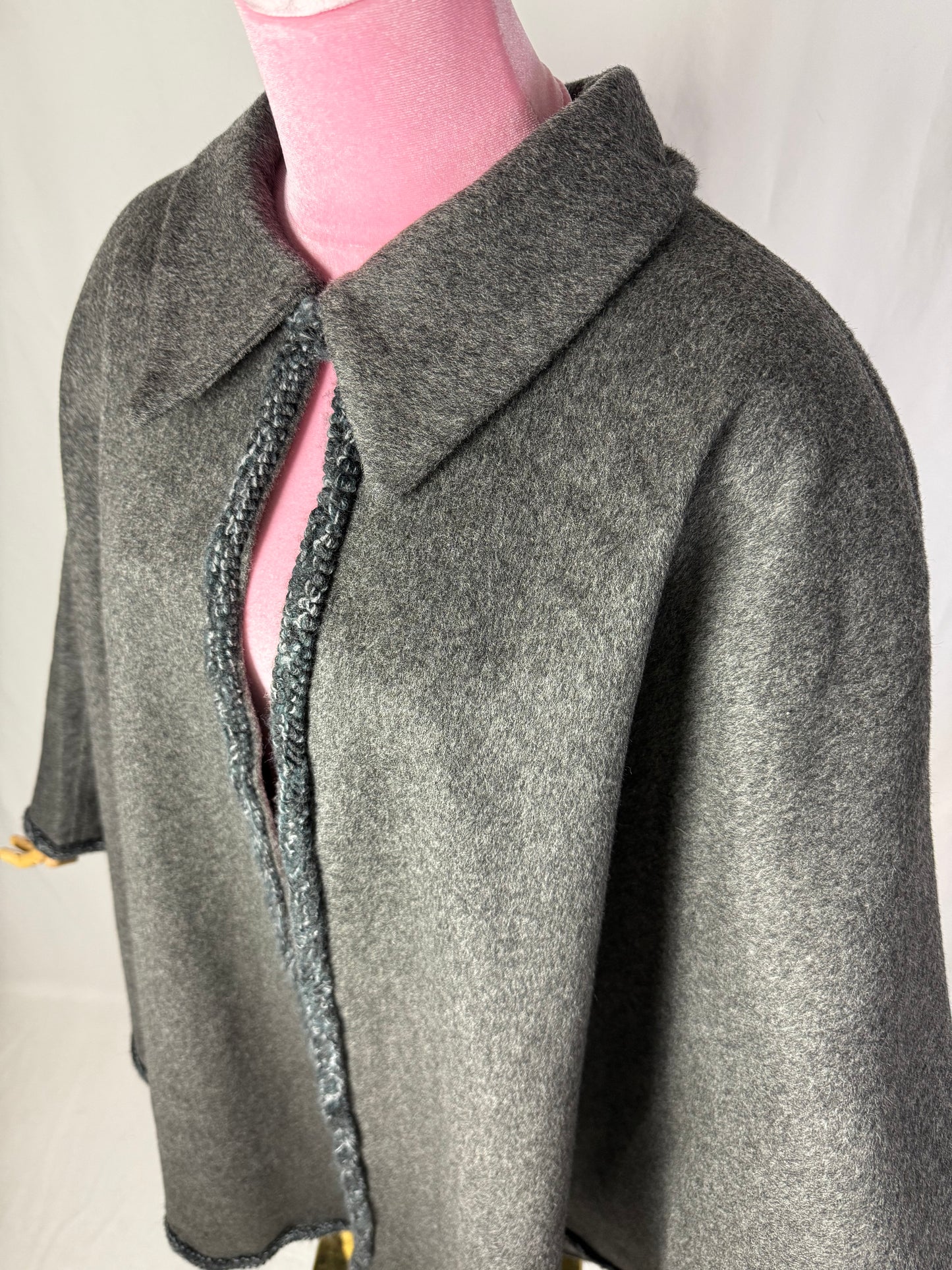 Mantella artigianale in pura lana con finiture a mano - TG. U