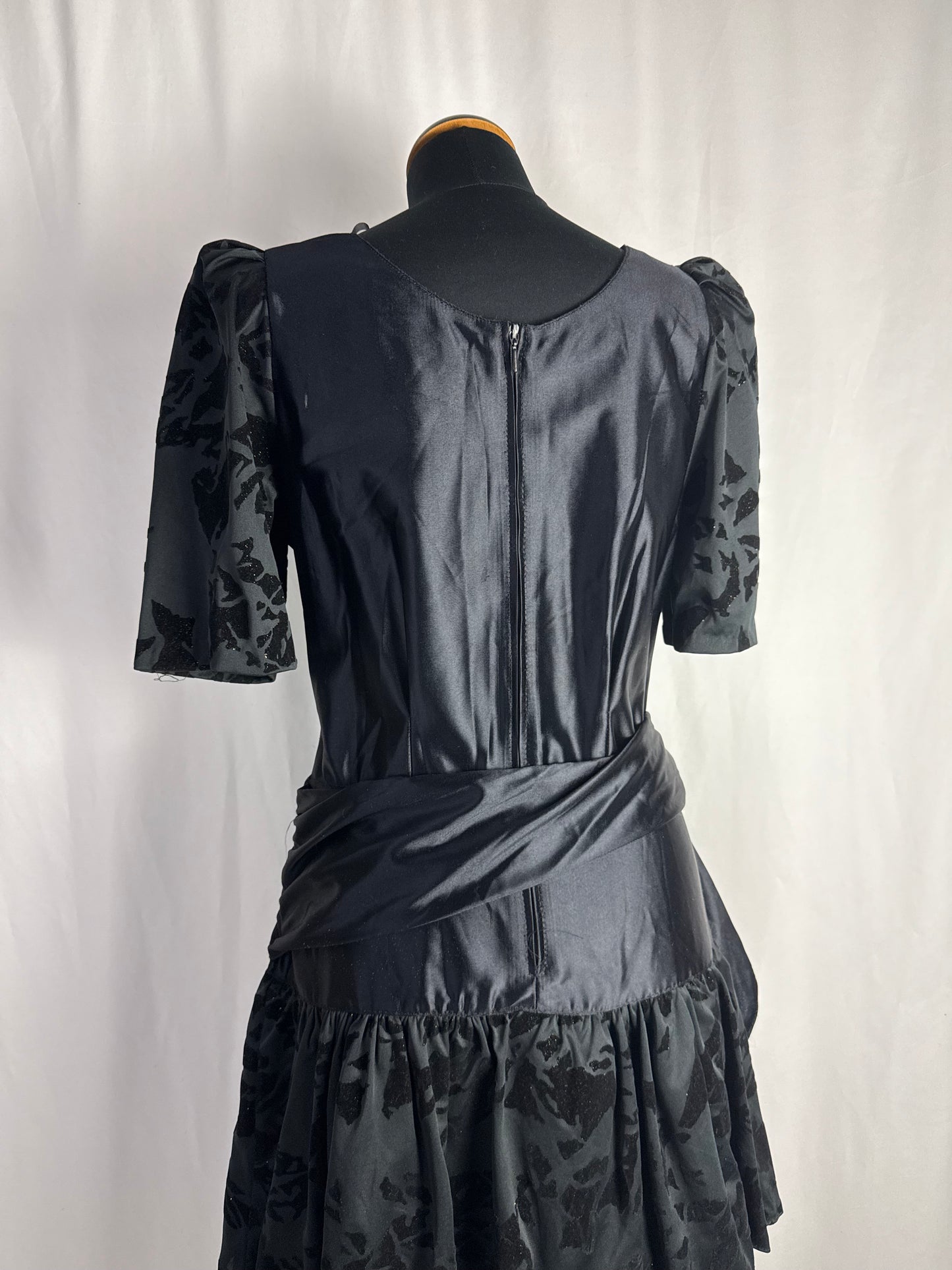 Abito anni ‘80 nero in raso con gonna a balze - TG. 40