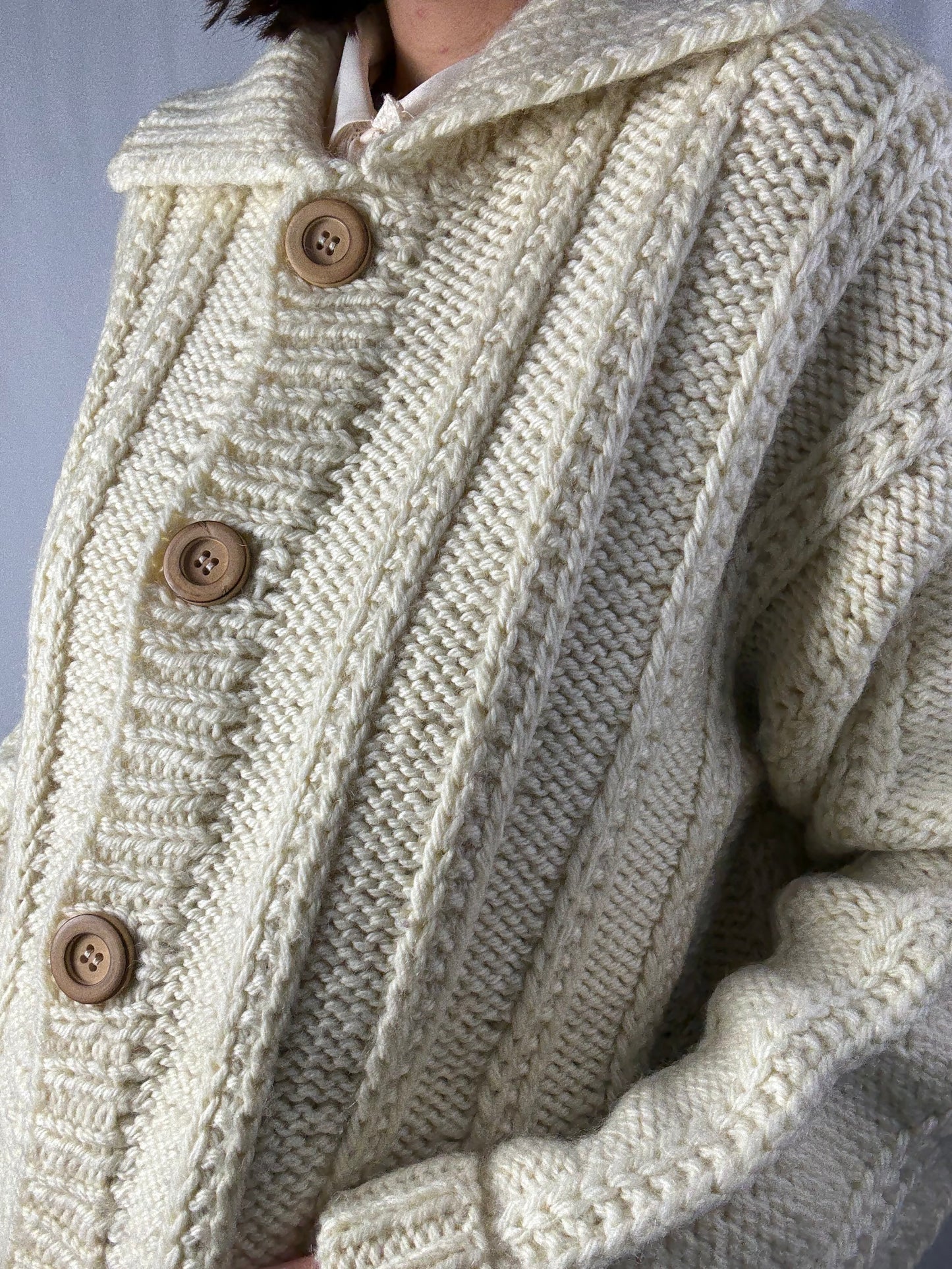 Cardigan Vintage Crema in Lana Grossa – Lavorazione a Treccia e Bottoni in Legno - TG. 44 - 48