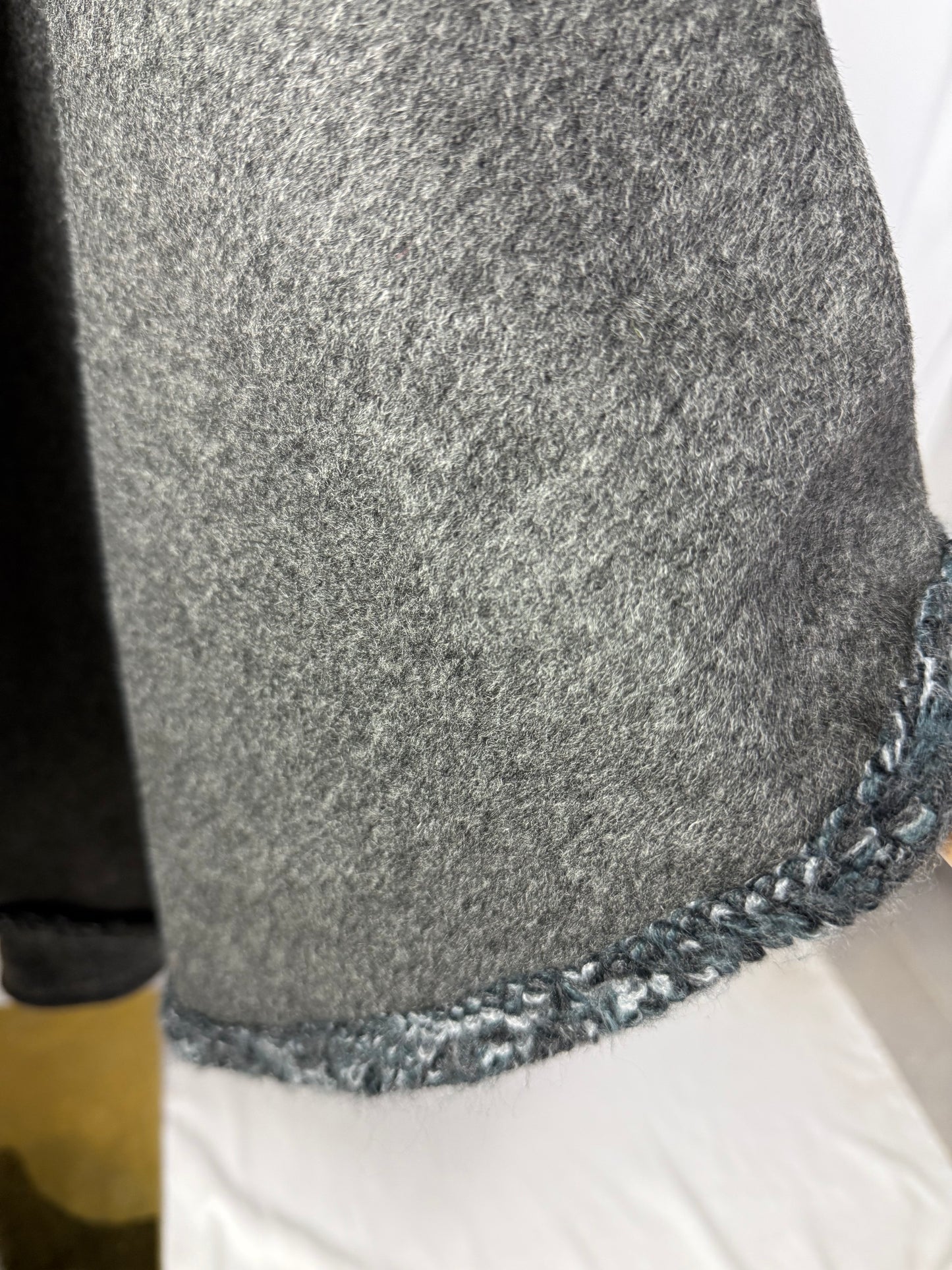 Mantella artigianale in pura lana con finiture a mano - TG. U