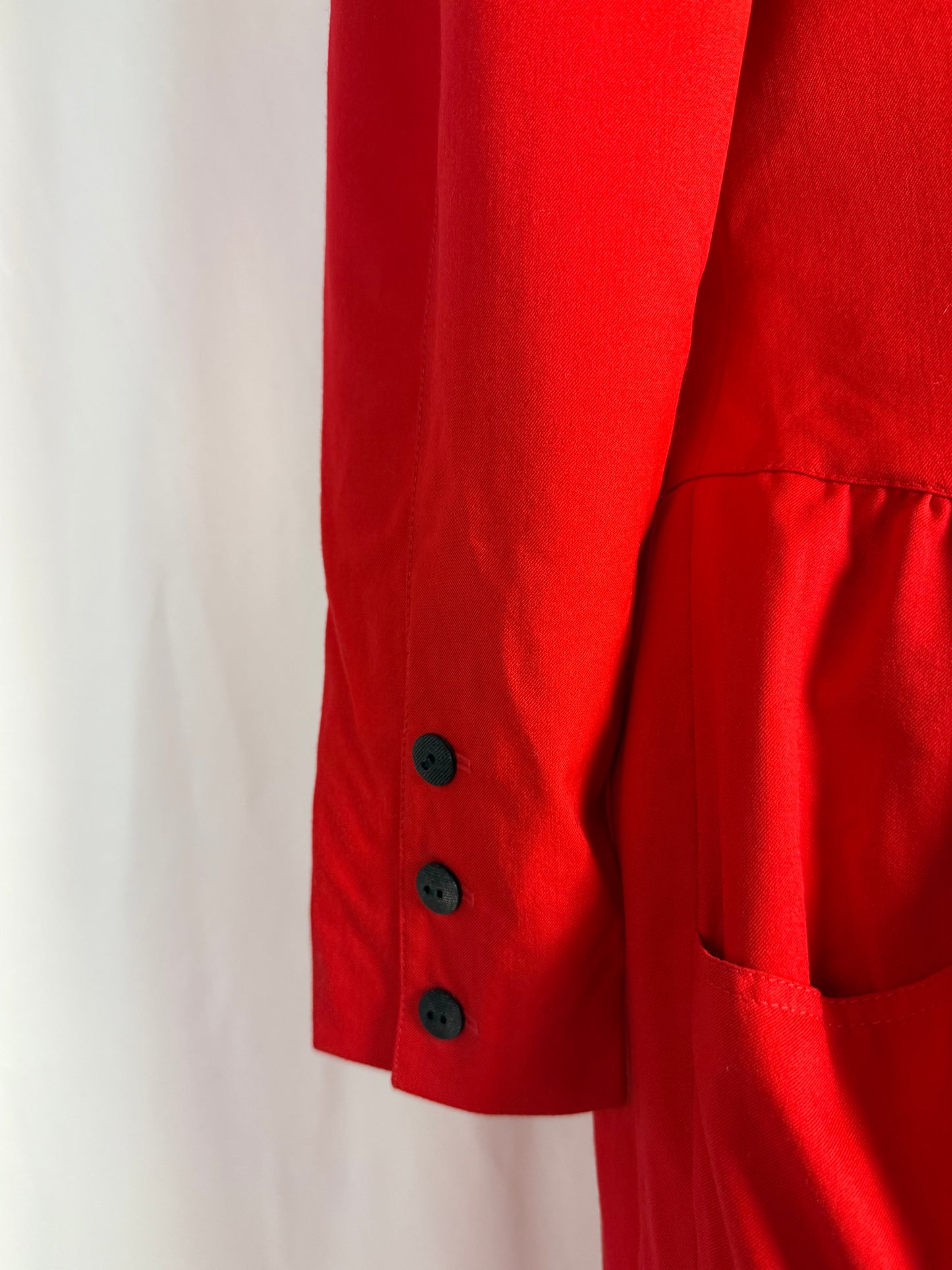 Abito anni ‘80 rosso in gabardine di lana con bottoni neri - TG. 46