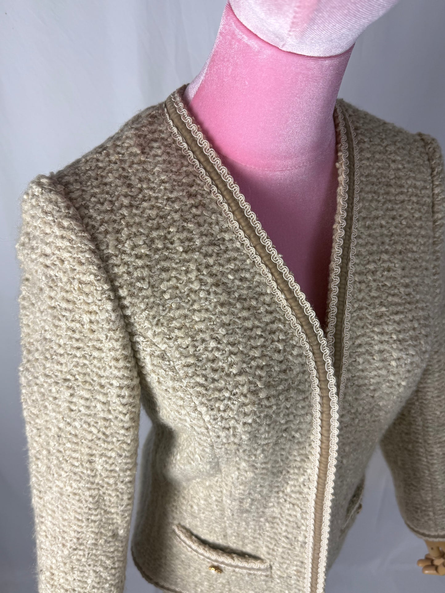 Giacca anni ‘60 in bouclé di lana crema con profili – TG. 38/40