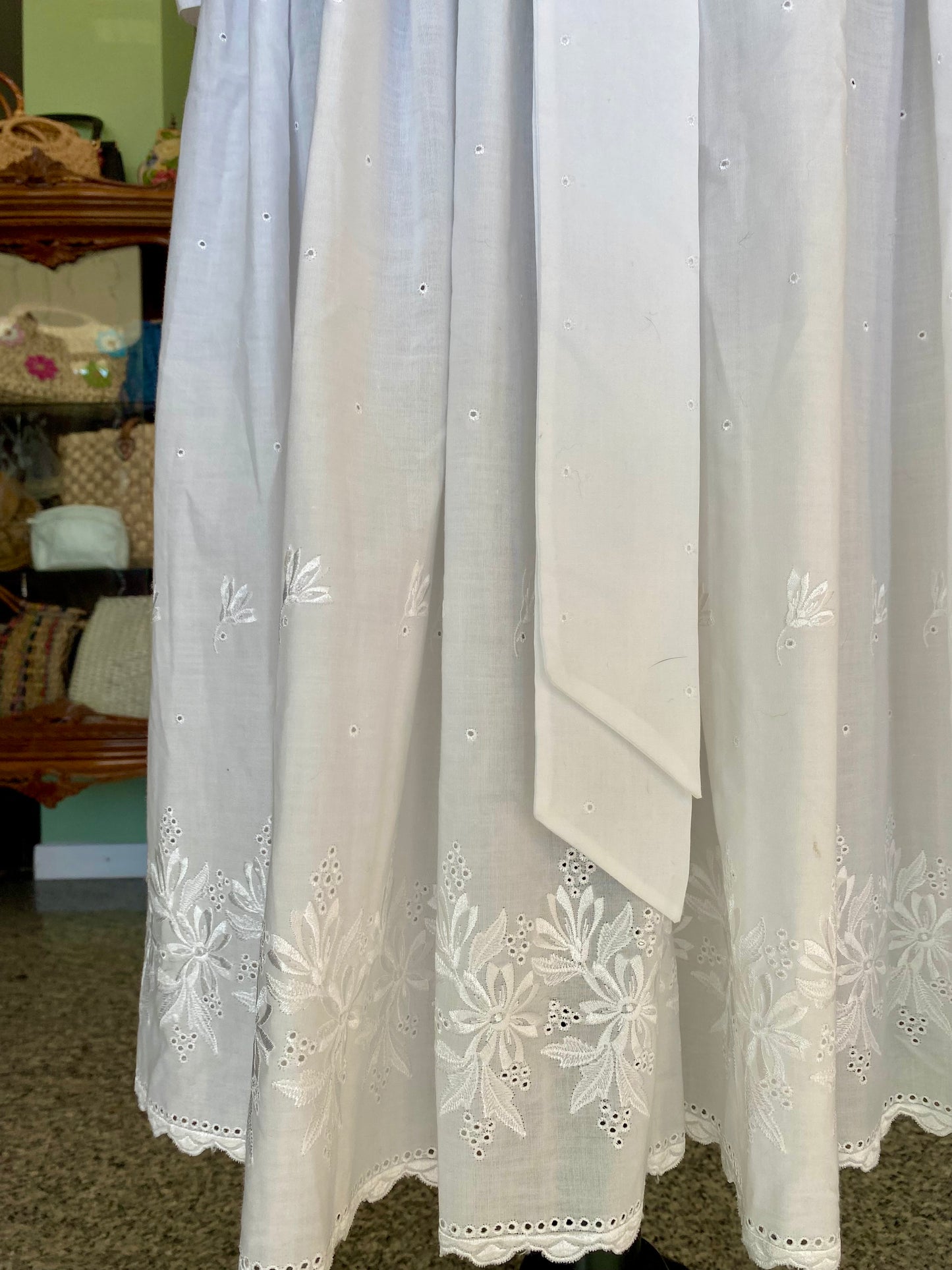Abito bianco anni '70 in cotone ricamato stile prateria - TG. 38/40