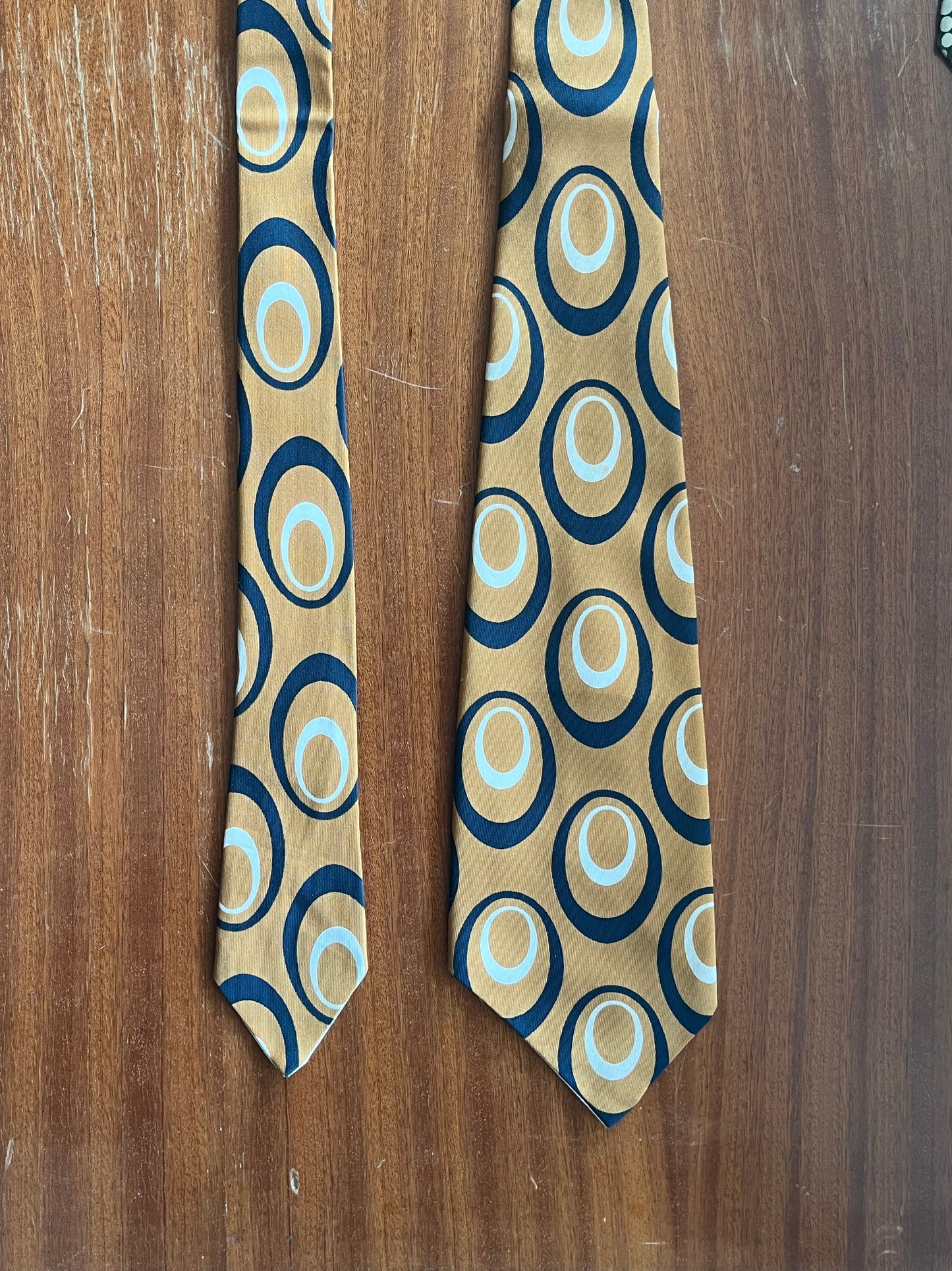 Cravatta swing anni ‘70 ocra