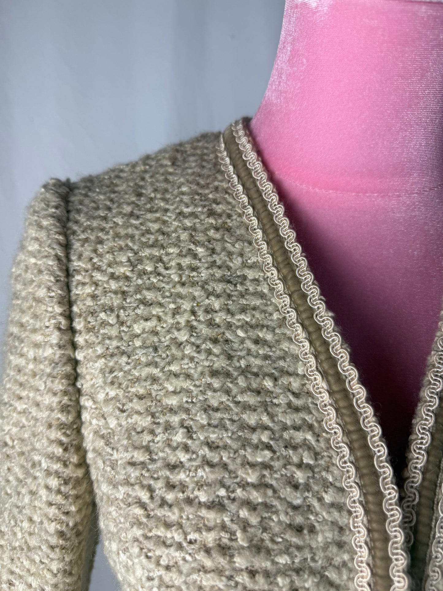 Giacca anni ‘60 in bouclé di lana crema con profili – TG. 38/40