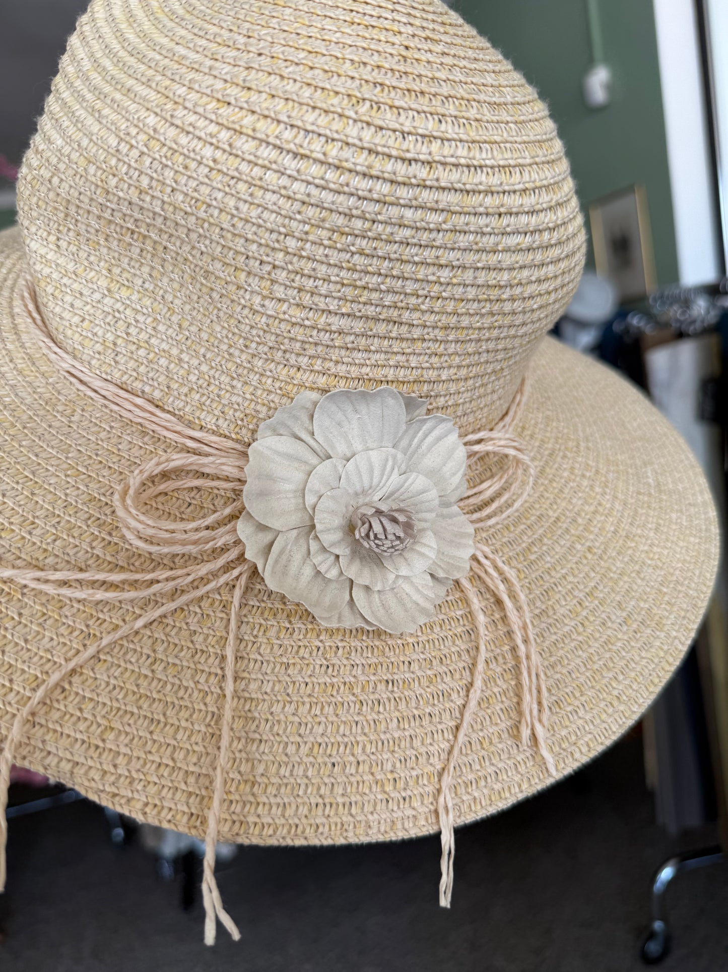 Cappello a tesa larga con fiore
