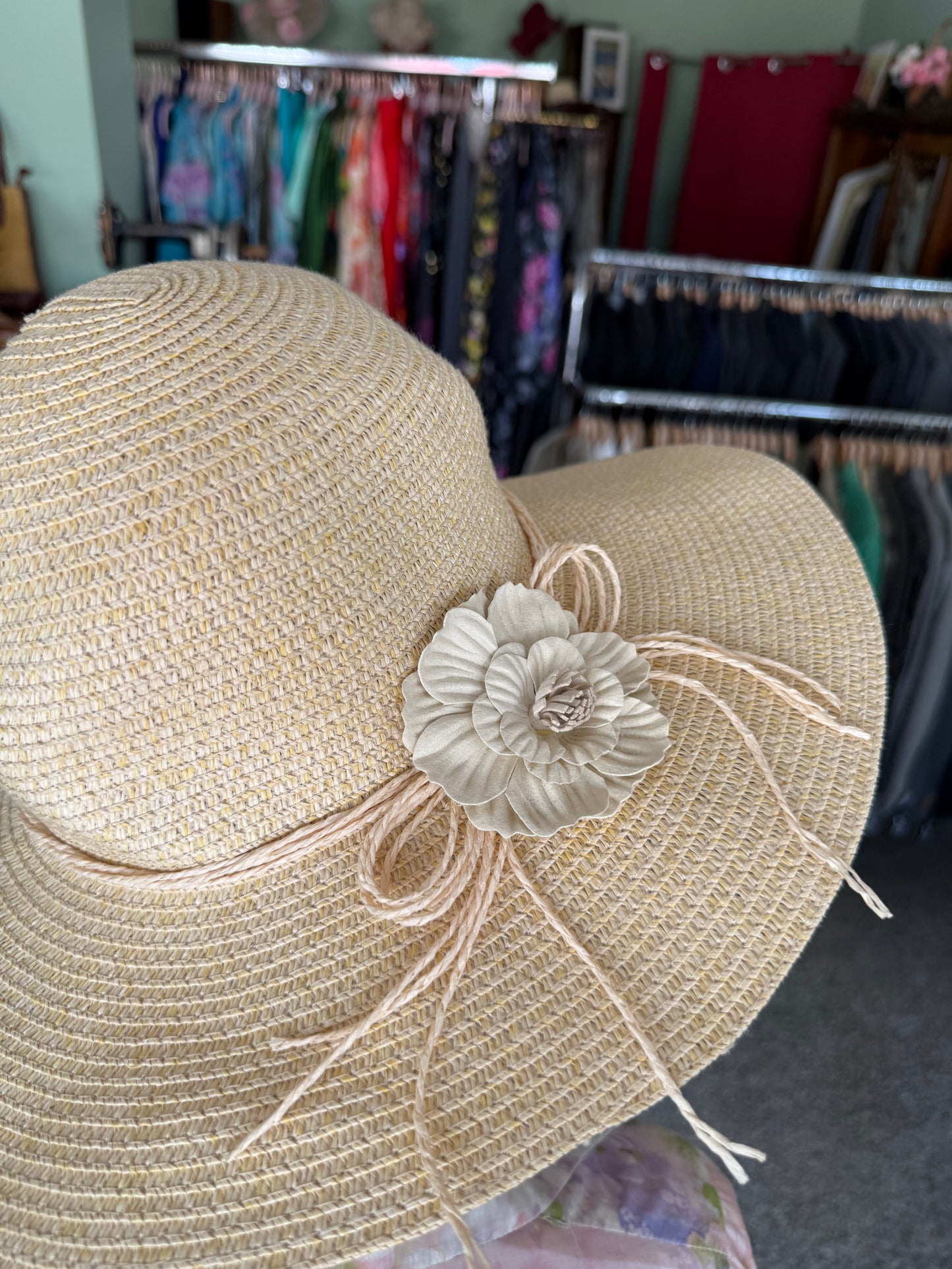 Cappello a tesa larga con fiore