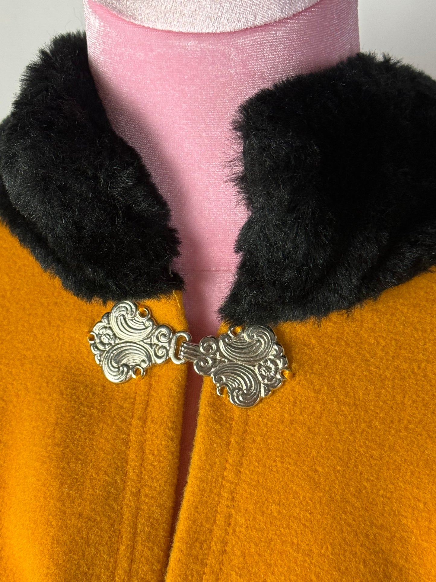 Cappa in lana senape con collo e polsini in pelliccia nera - TG. U