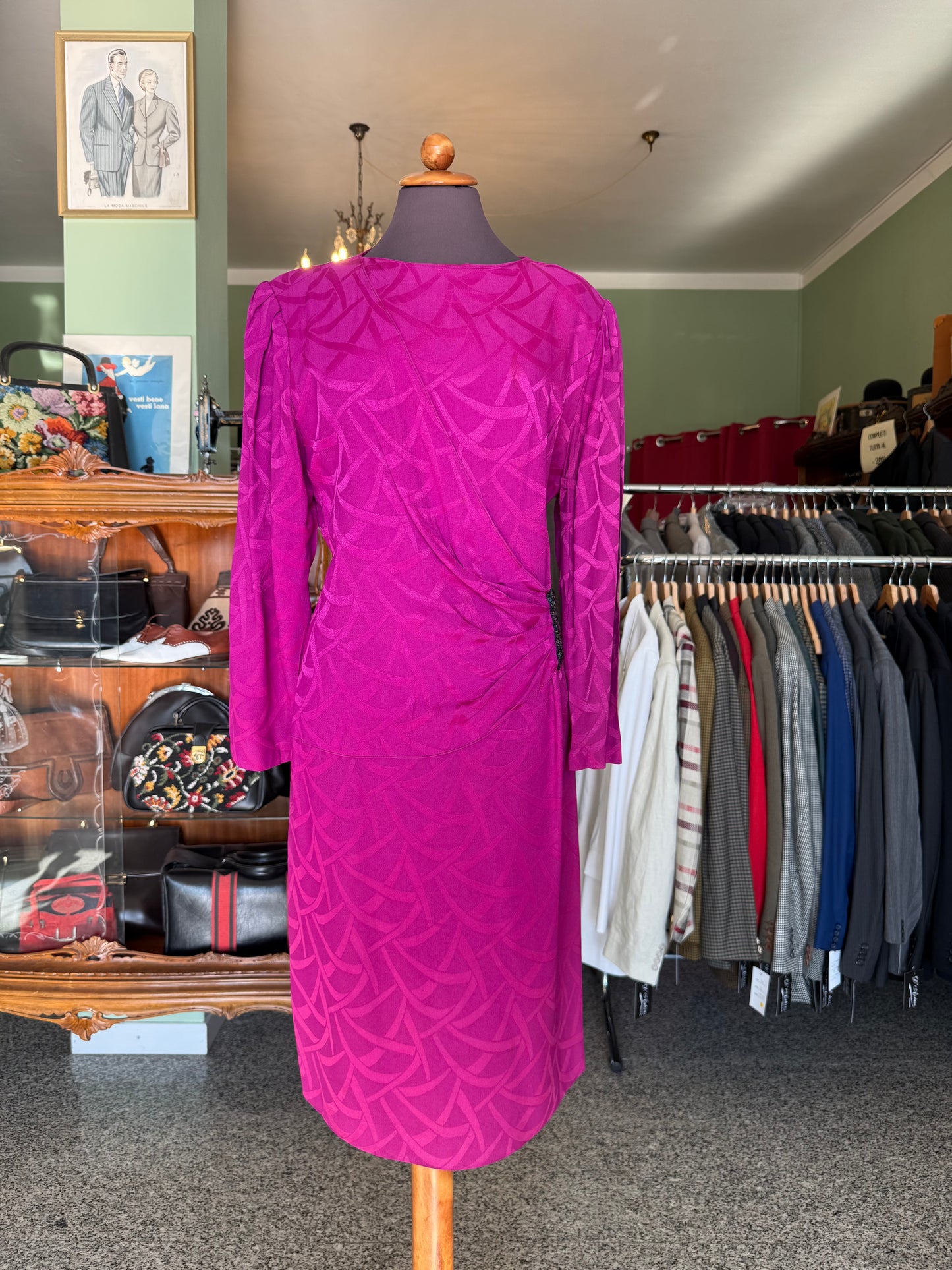 Abito fucsia anni ’80 con drappeggio e fibbia gioiello – stile anni ’40 🩷 - TG. 46