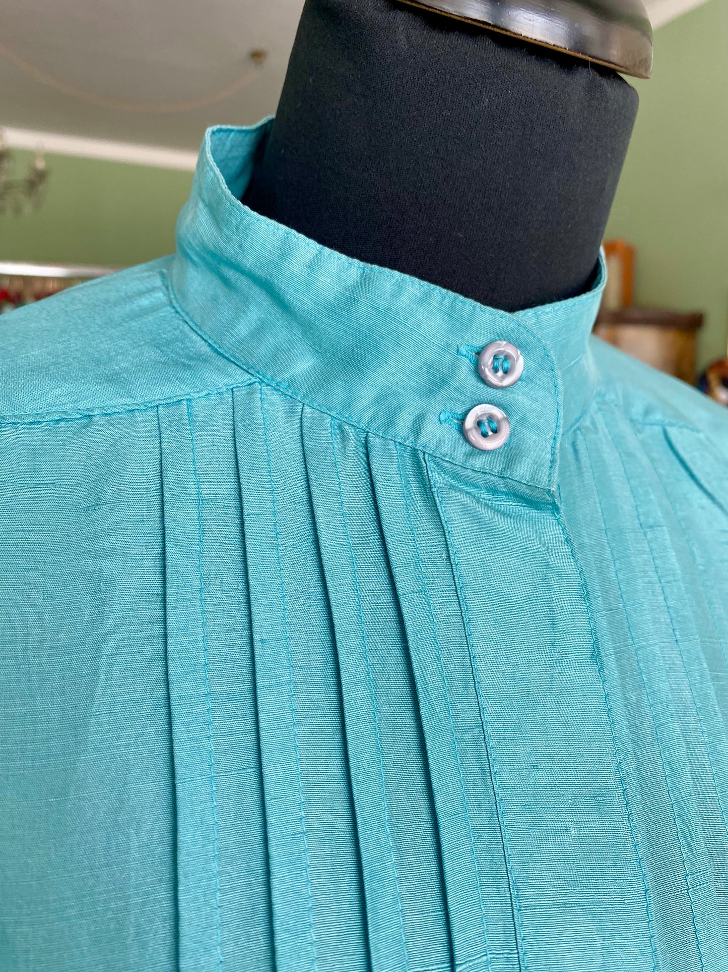 Abito Betty Barclay anni ’70 in pura seta azzurra con collo alla coreana - TG. 40/42