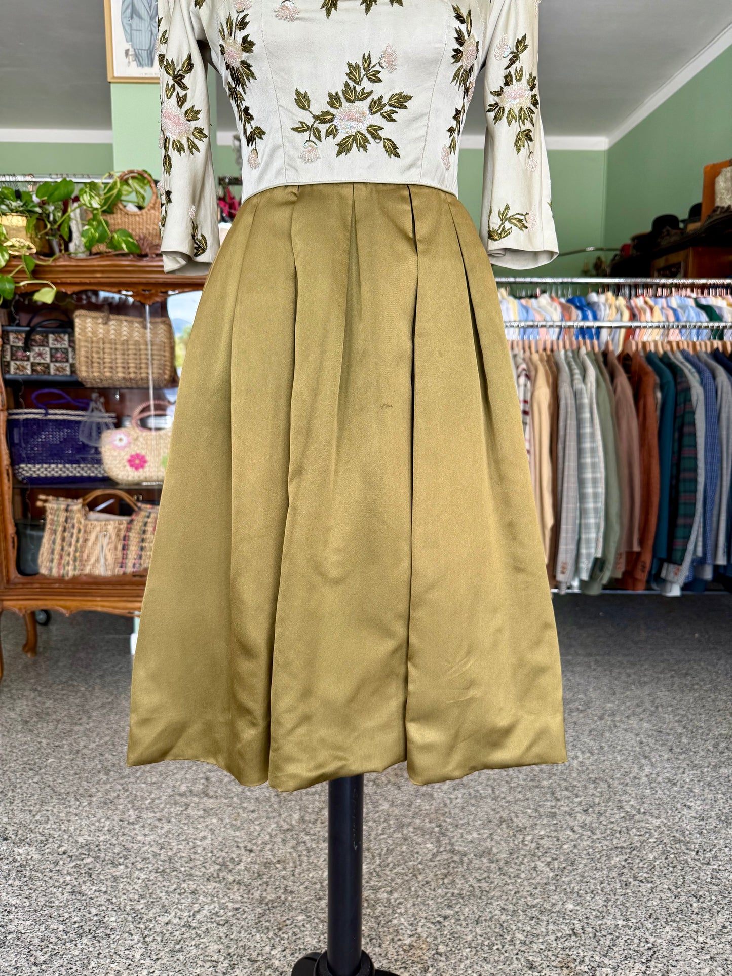 Abito anni ’50 in pura seta con ricamo floreale e decoro di perline - TG. 38