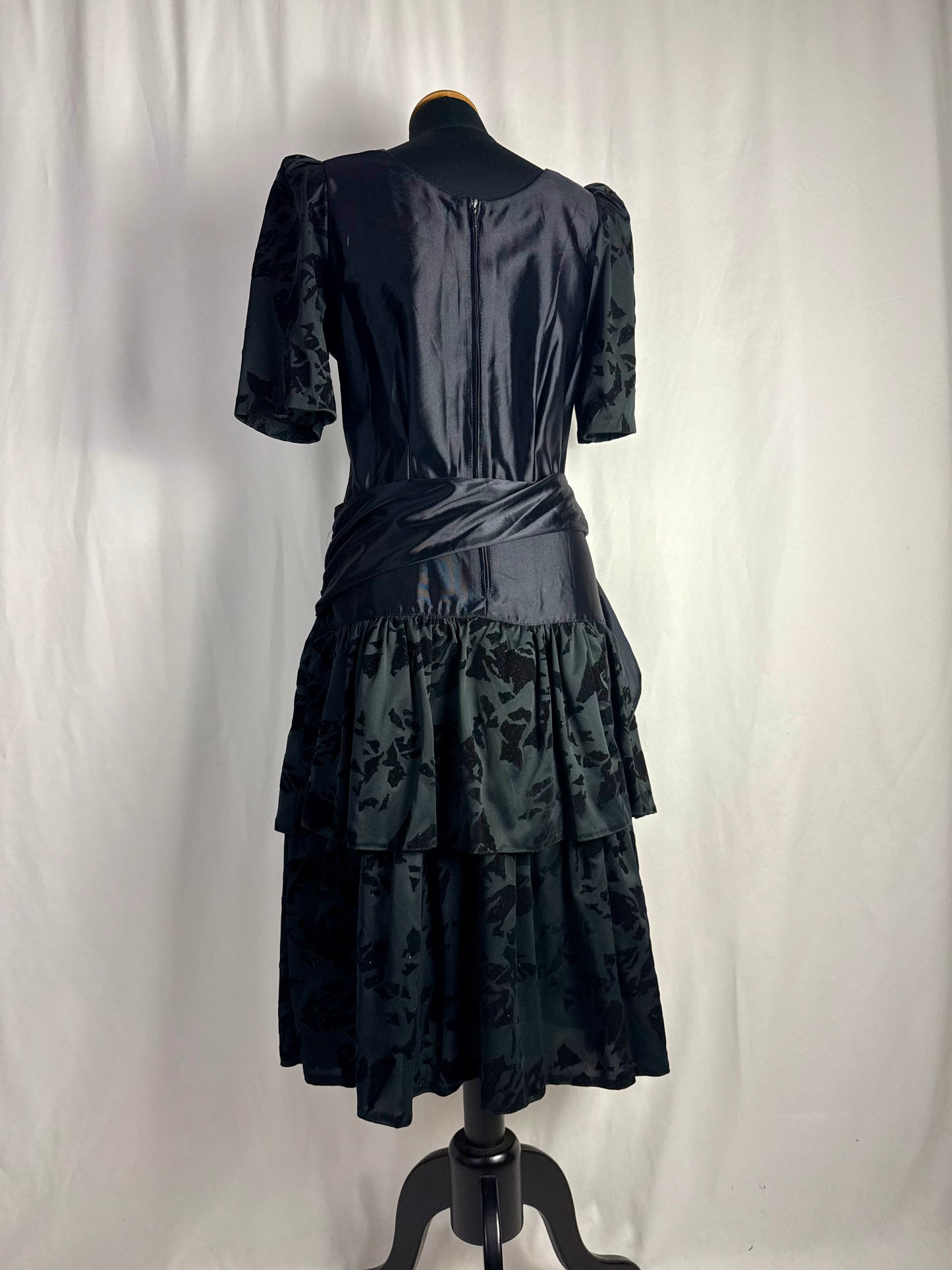 Abito anni ‘80 nero in raso con gonna a balze - TG. 40