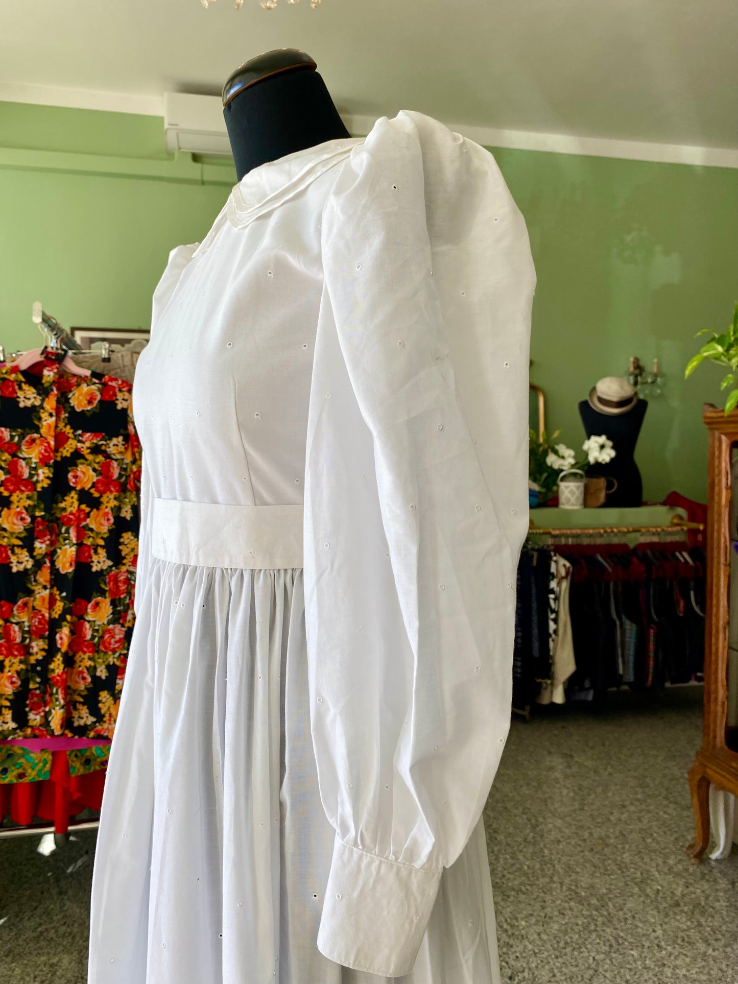 Abito bianco anni '70 in cotone ricamato stile prateria - TG. 38/40