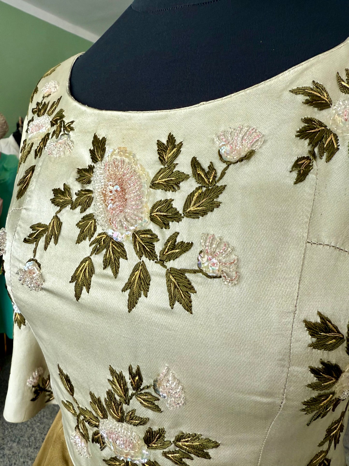 Abito anni ’50 in pura seta con ricamo floreale e decoro di perline - TG. 38