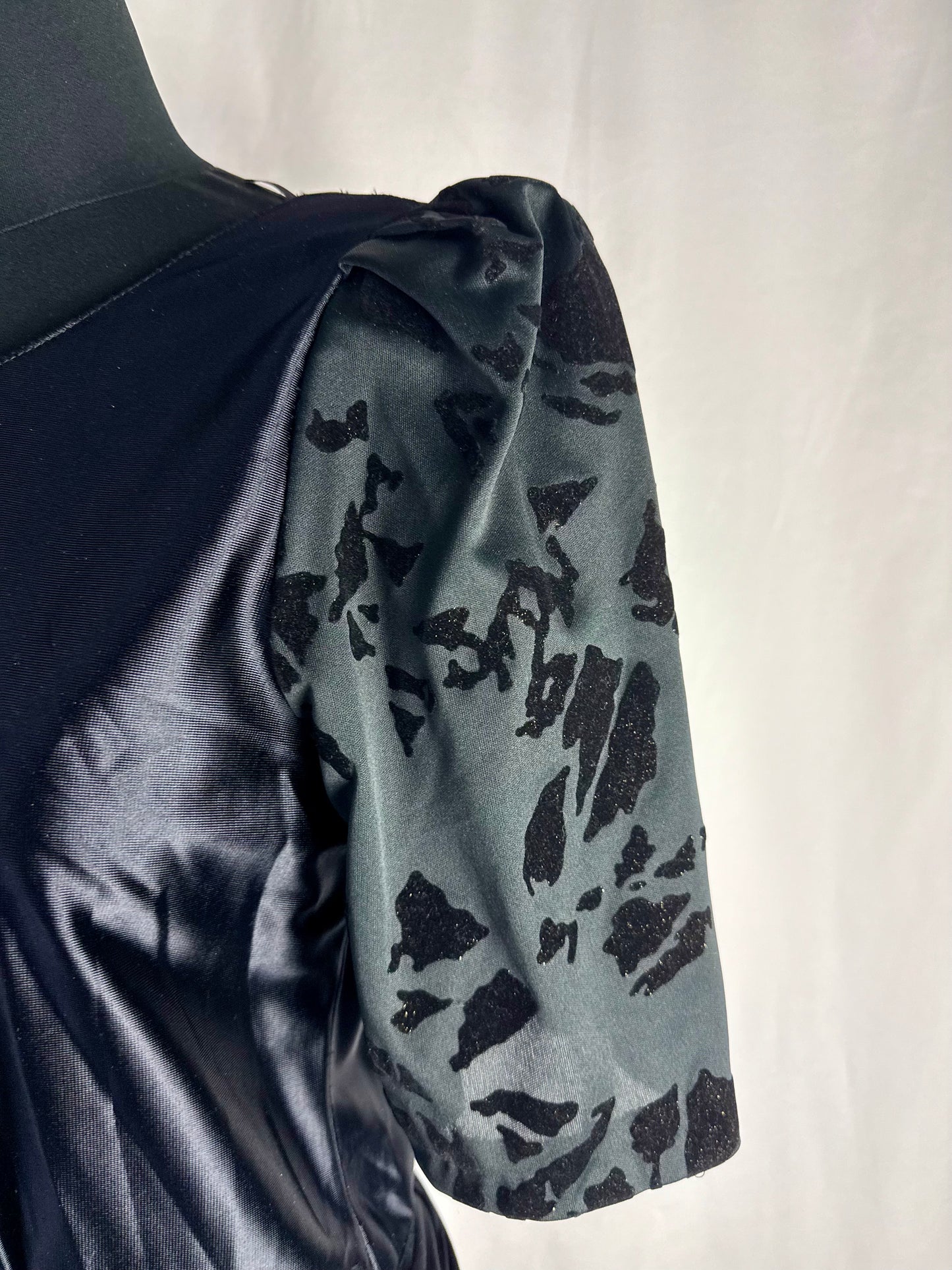 Abito anni ‘80 nero in raso con gonna a balze - TG. 40