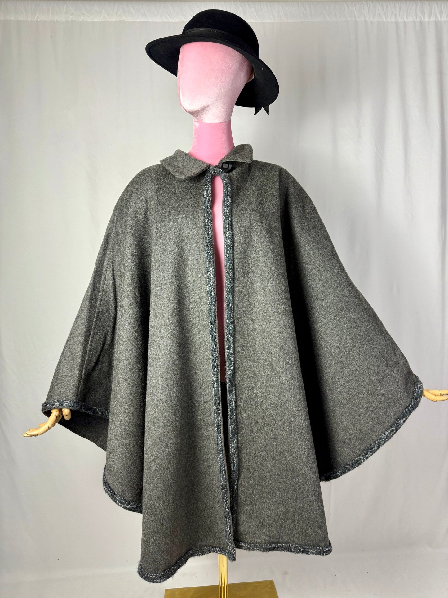 Mantella artigianale in pura lana con finiture a mano - TG. U