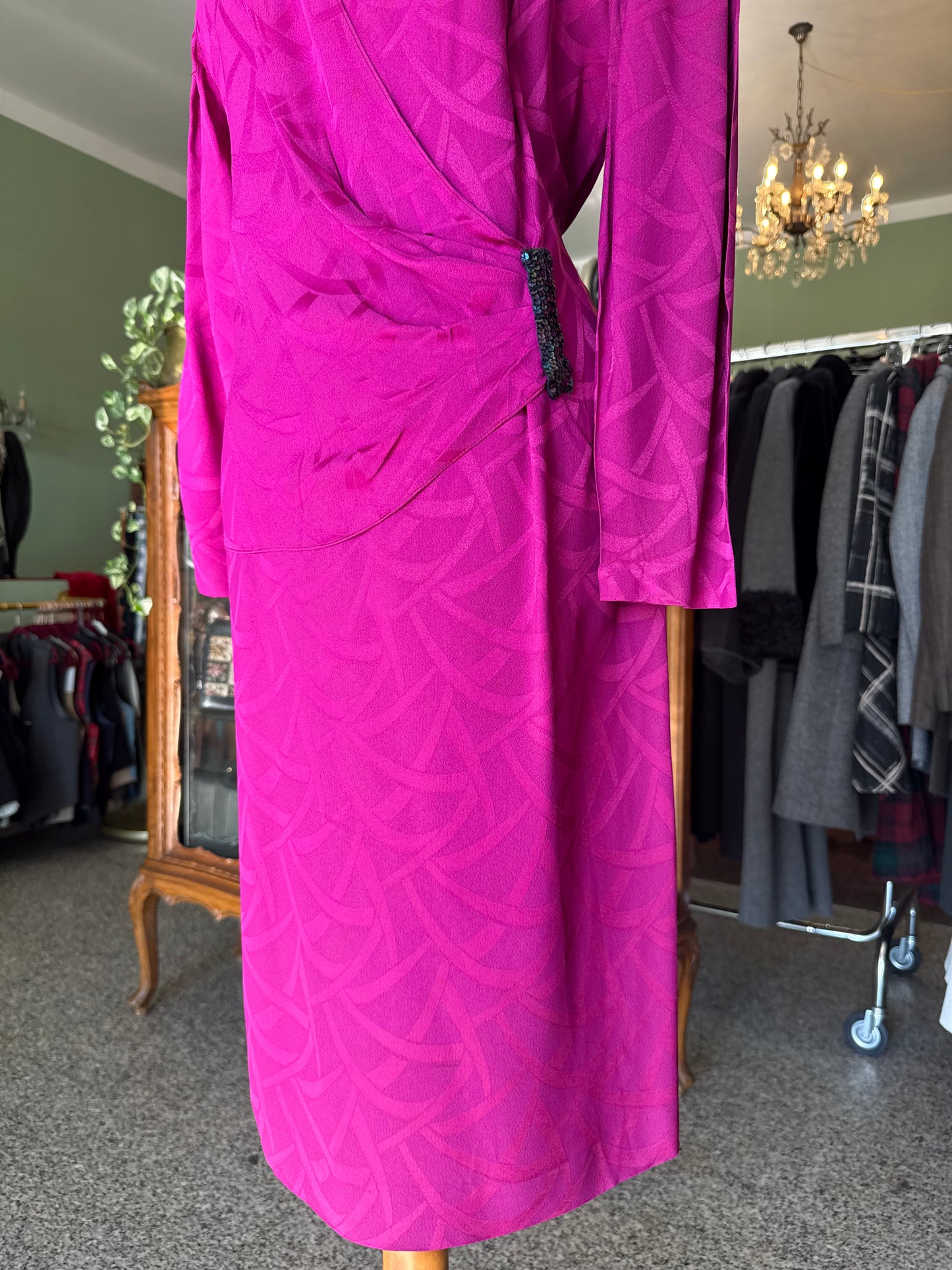 Abito fucsia anni ’80 con drappeggio e fibbia gioiello – stile anni ’40 🩷 - TG. 46