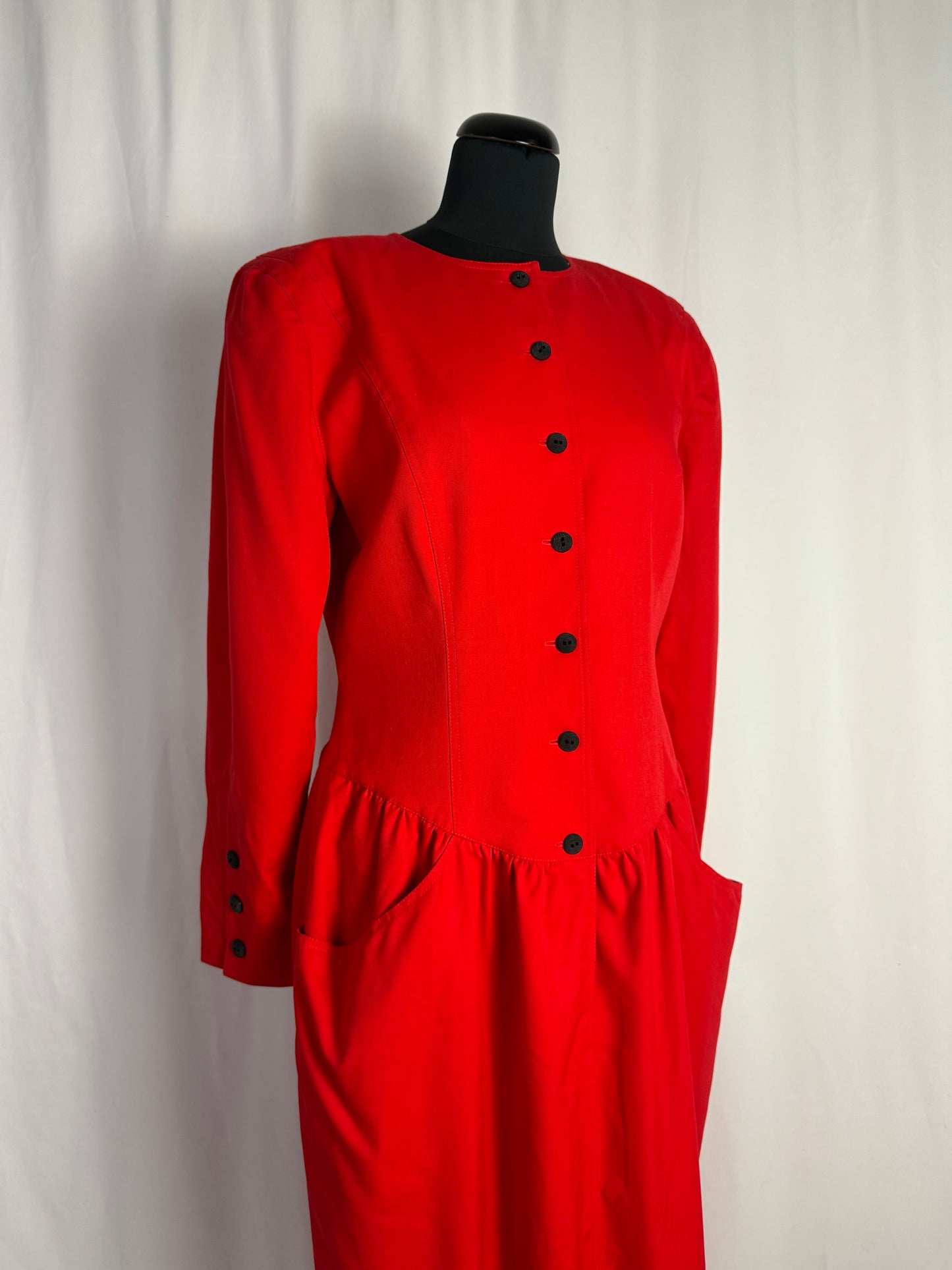 Abito anni ‘80 rosso in gabardine di lana con bottoni neri - TG. 46