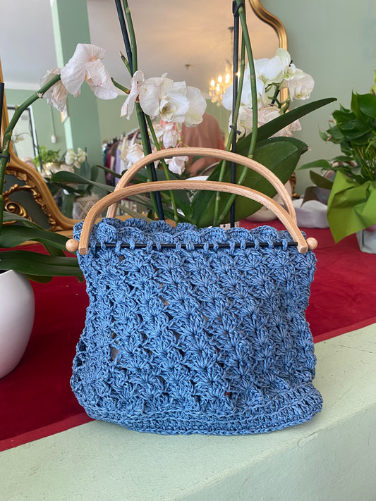 Borsa crochet azzurra con manico in legno chiaro