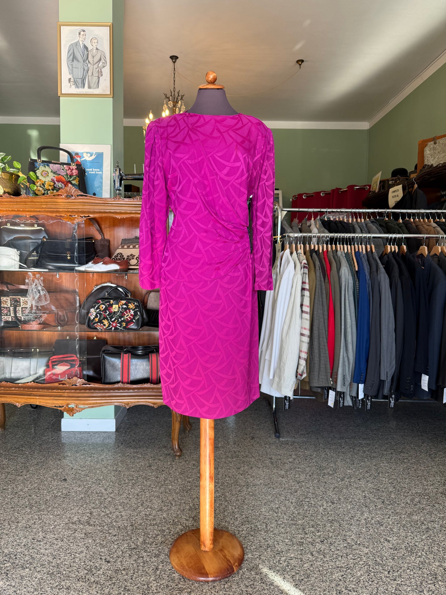 Abito fucsia anni ’80 con drappeggio e fibbia gioiello – stile anni ’40 🩷 - TG. 46