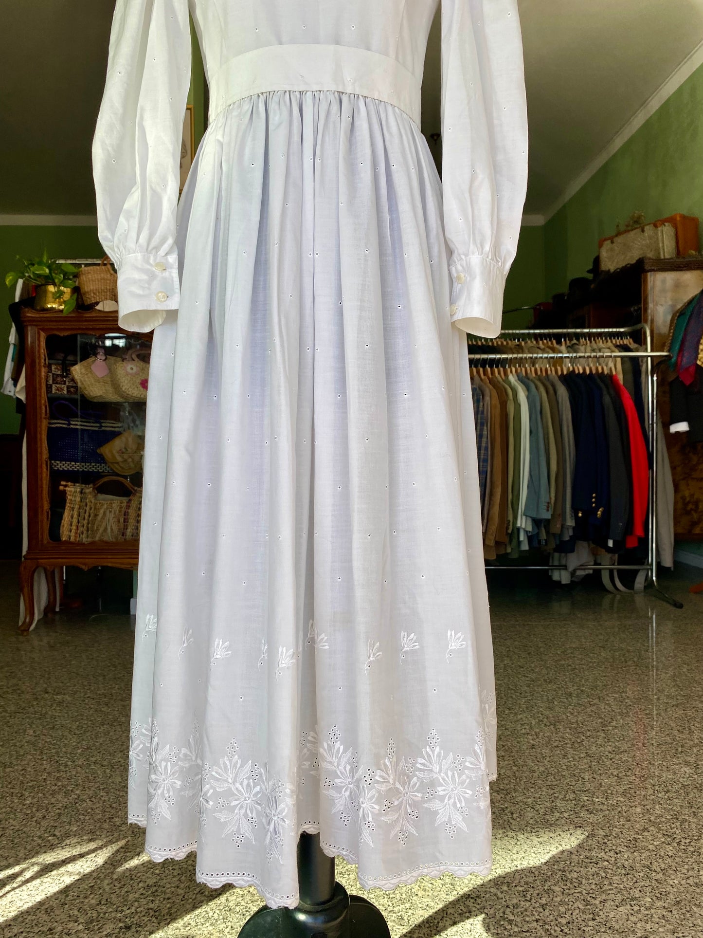 Abito bianco anni '70 in cotone ricamato stile prateria - TG. 38/40