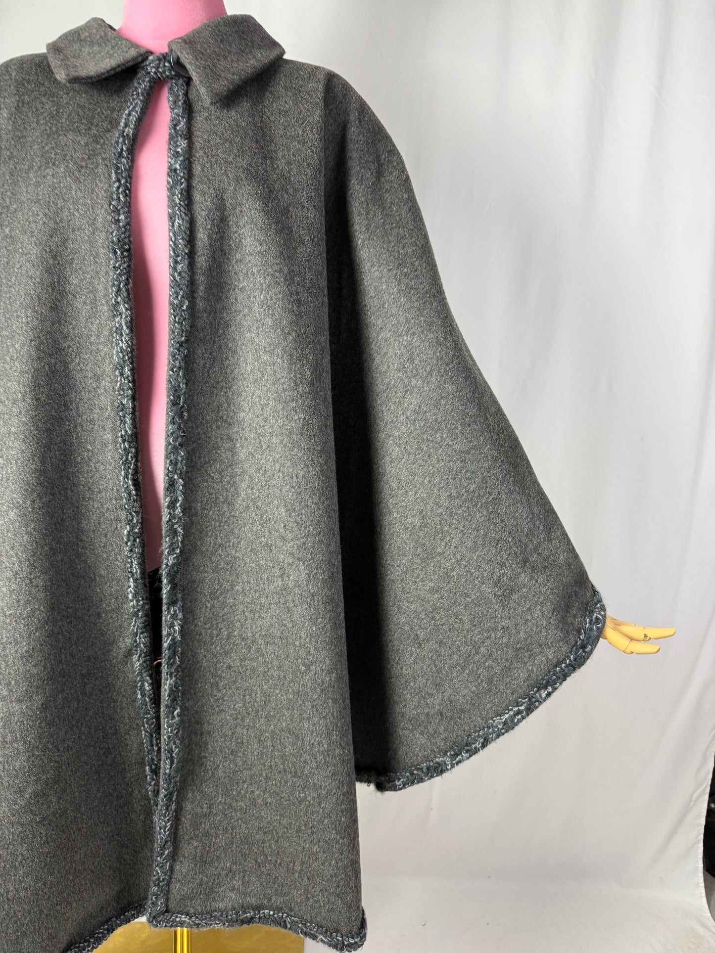 Mantella artigianale in pura lana con finiture a mano - TG. U