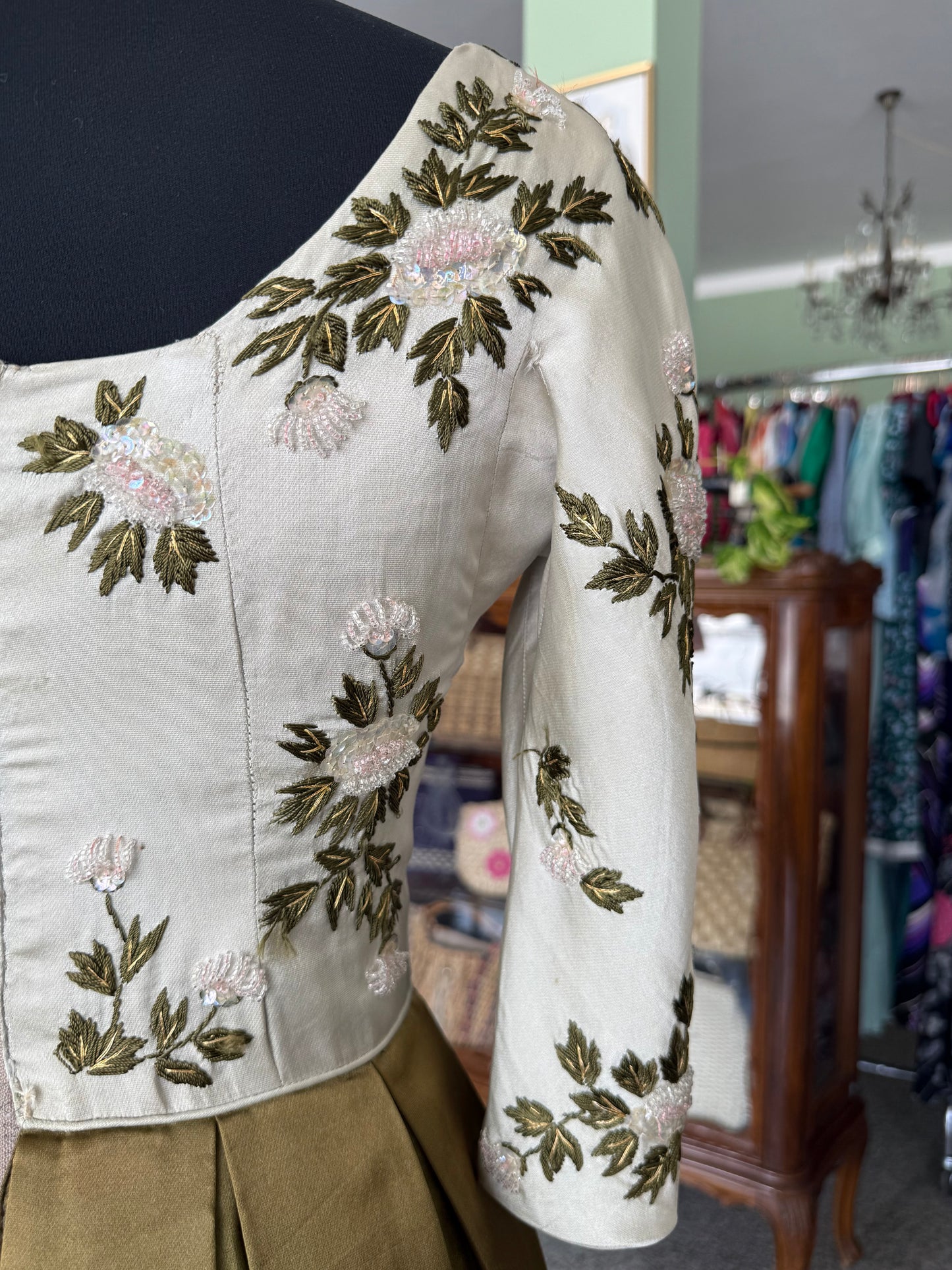 Abito anni ’50 in pura seta con ricamo floreale e decoro di perline - TG. 38