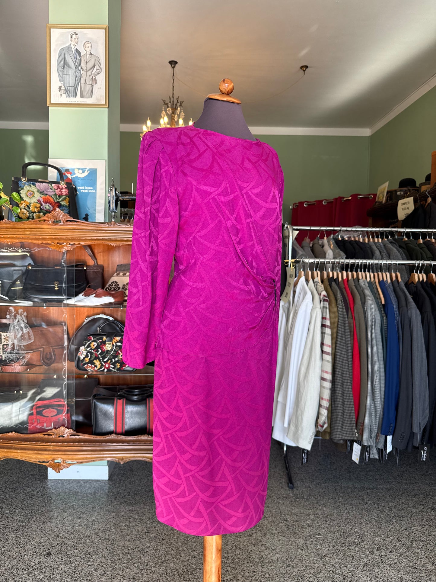 Abito fucsia anni ’80 con drappeggio e fibbia gioiello – stile anni ’40 🩷 - TG. 46