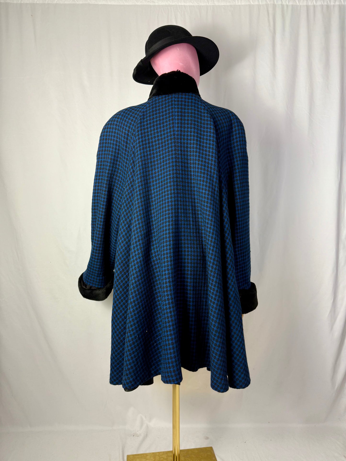 Cappotto/ mantella in lana blu e nera con collo e polsini in eco pelliccia