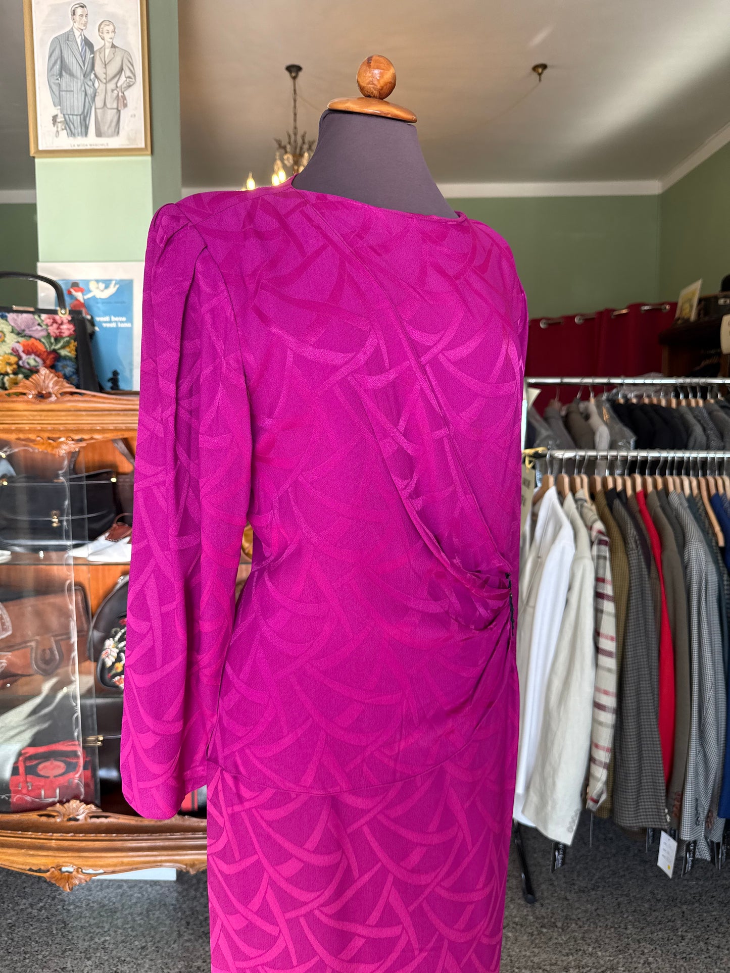 Abito fucsia anni ’80 con drappeggio e fibbia gioiello – stile anni ’40 🩷 - TG. 46