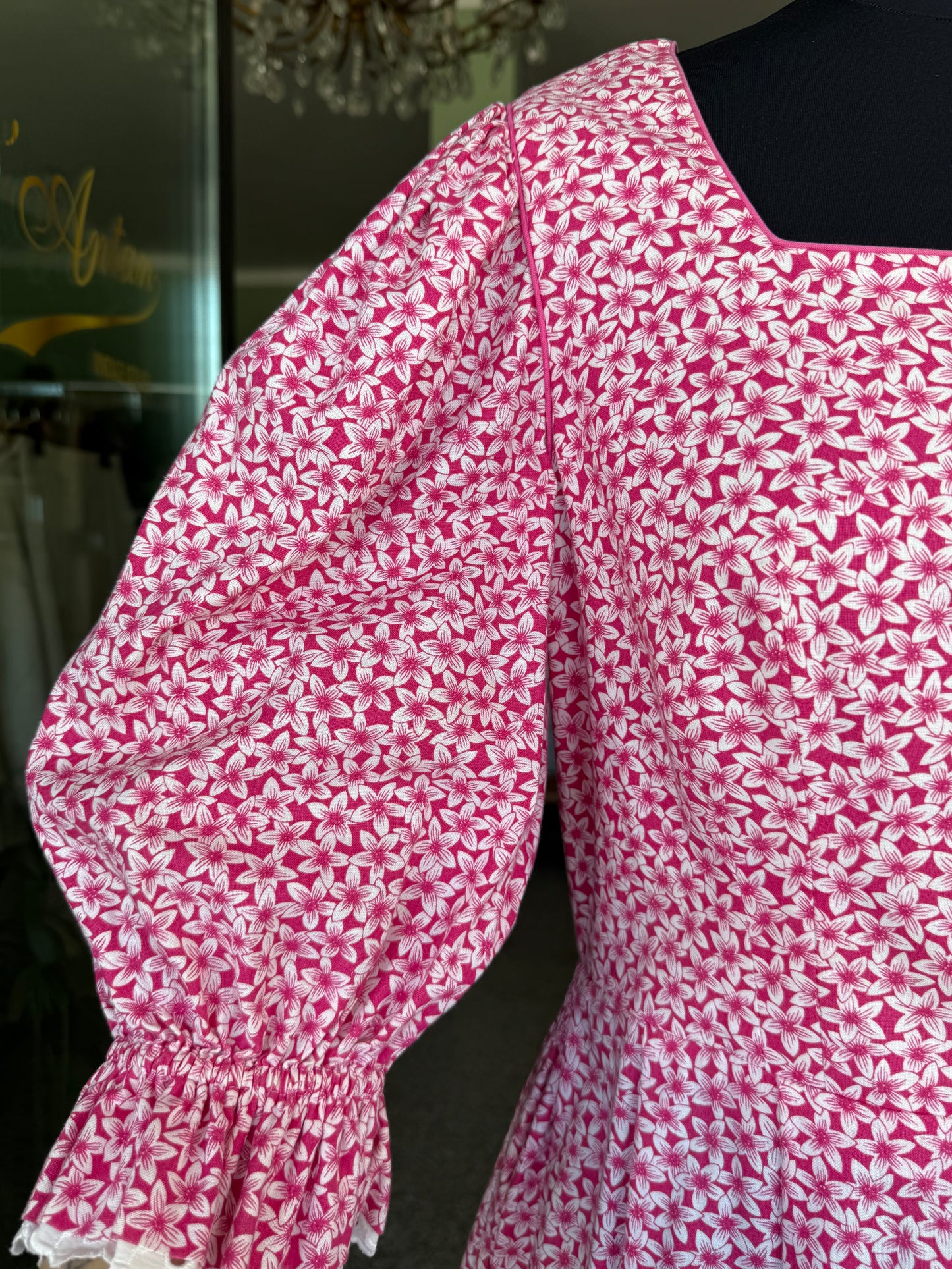 Abito tirolese rosa con micro-fiori
- TG. 44/46