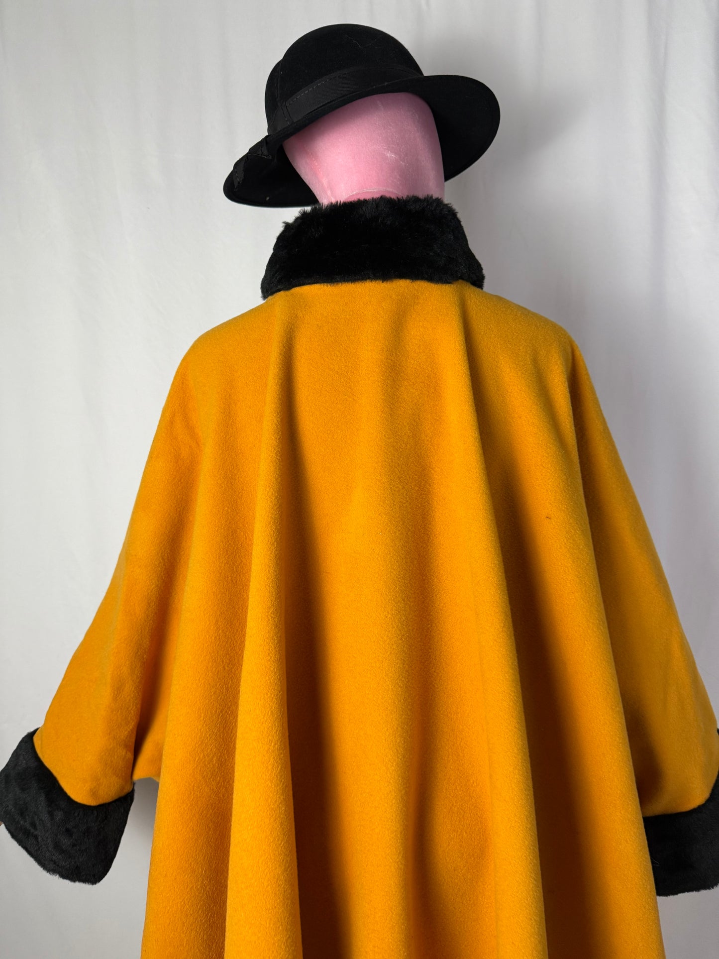 Cappa in lana senape con collo e polsini in pelliccia nera - TG. U