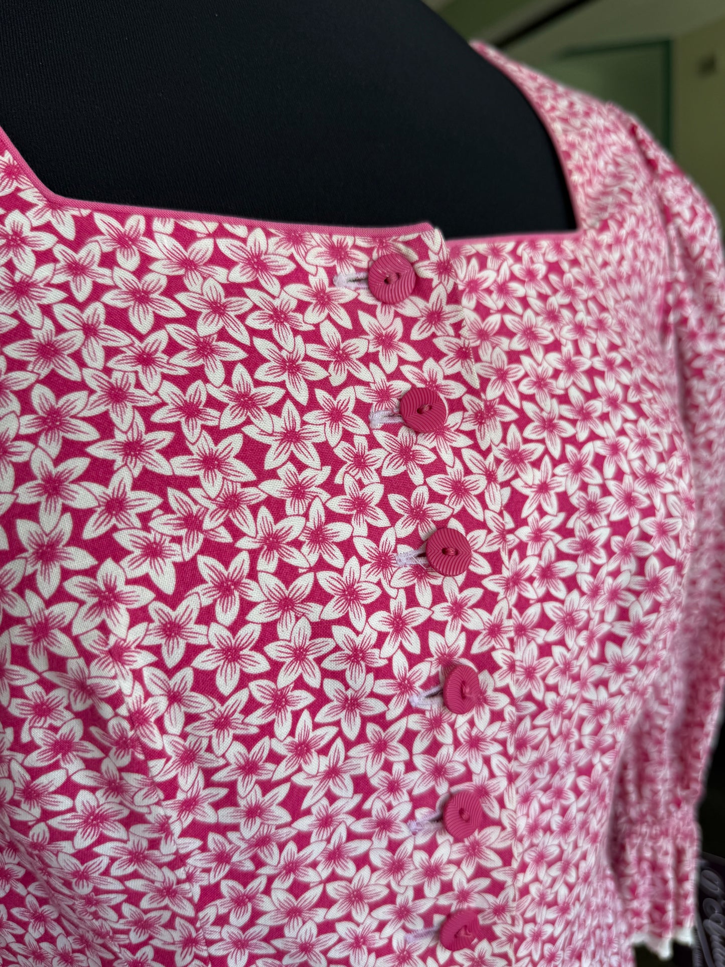 Abito tirolese rosa con micro-fiori
- TG. 44/46